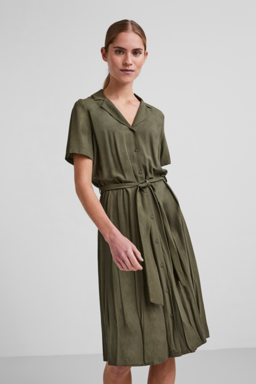 Vestido midi estilo camisa