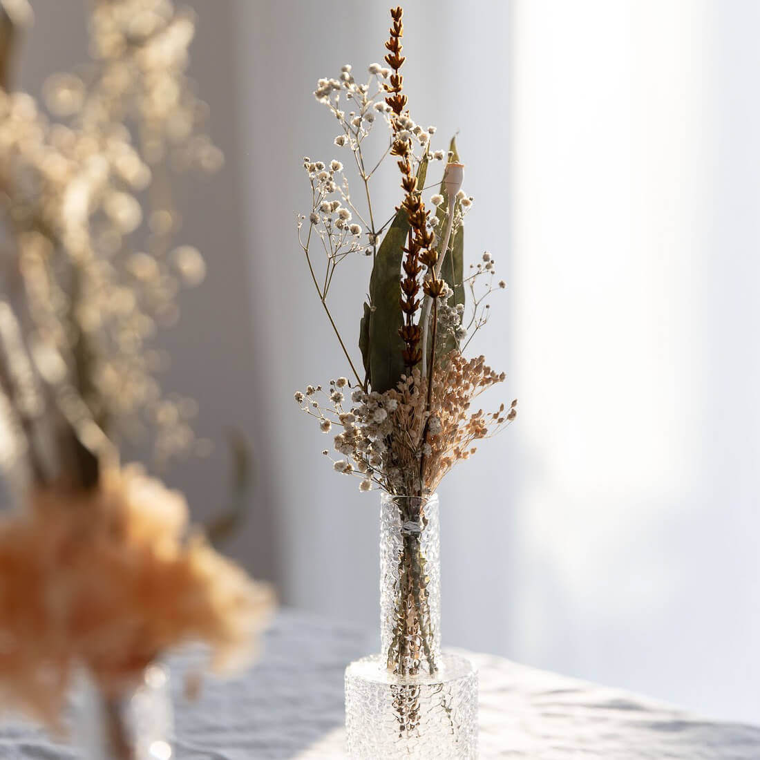 Gedroogde bloemenboeket, tafeldecoratie, abrikoos