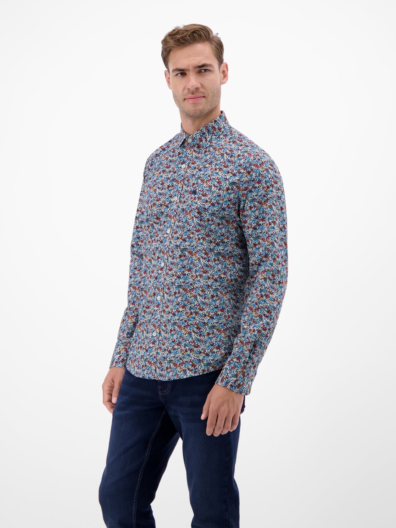 Poplin-Herrenhemd, modisch gestyled