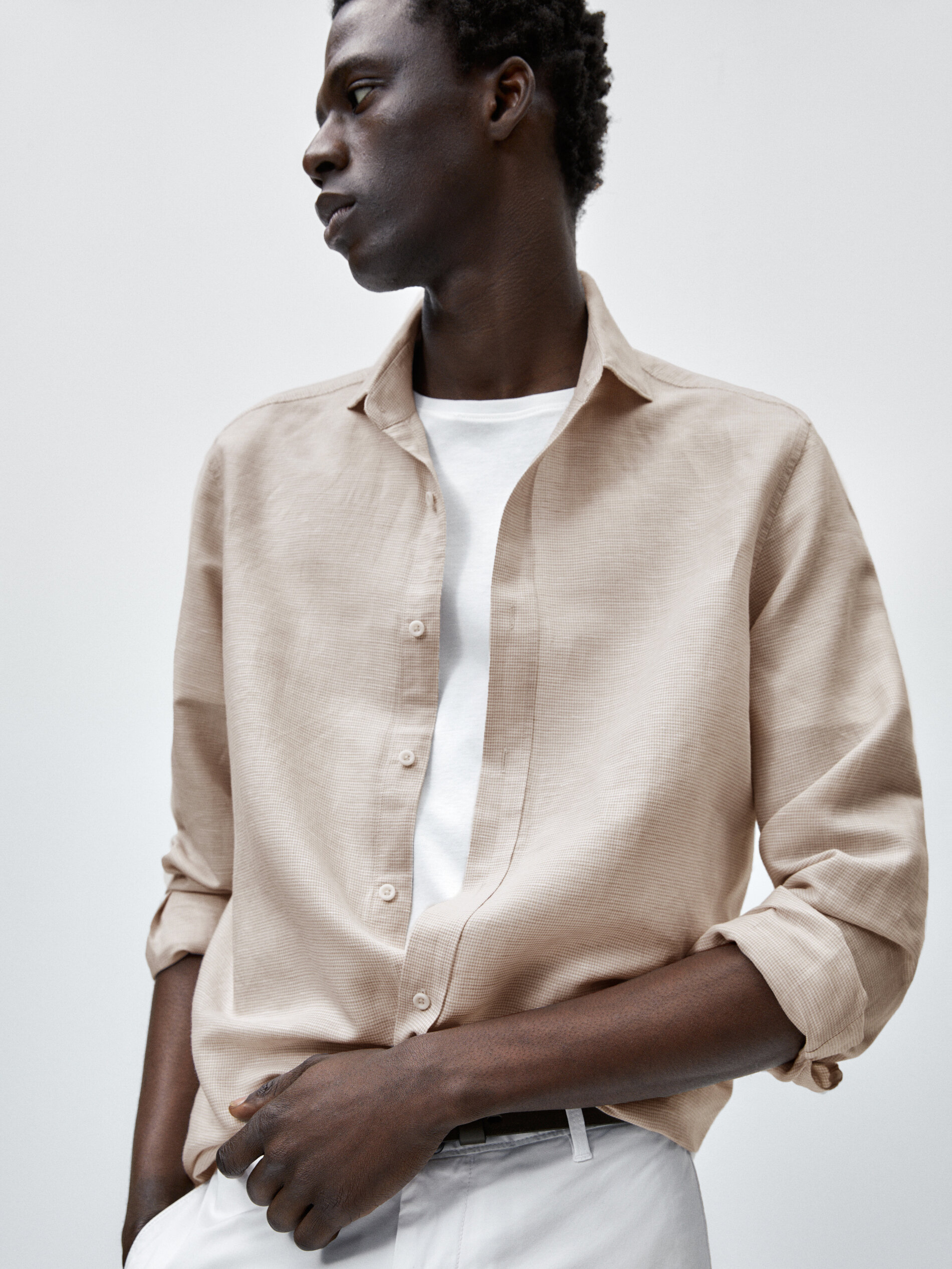 Camisa de linho com estampa pied-de-poule e corte slim - BEGE