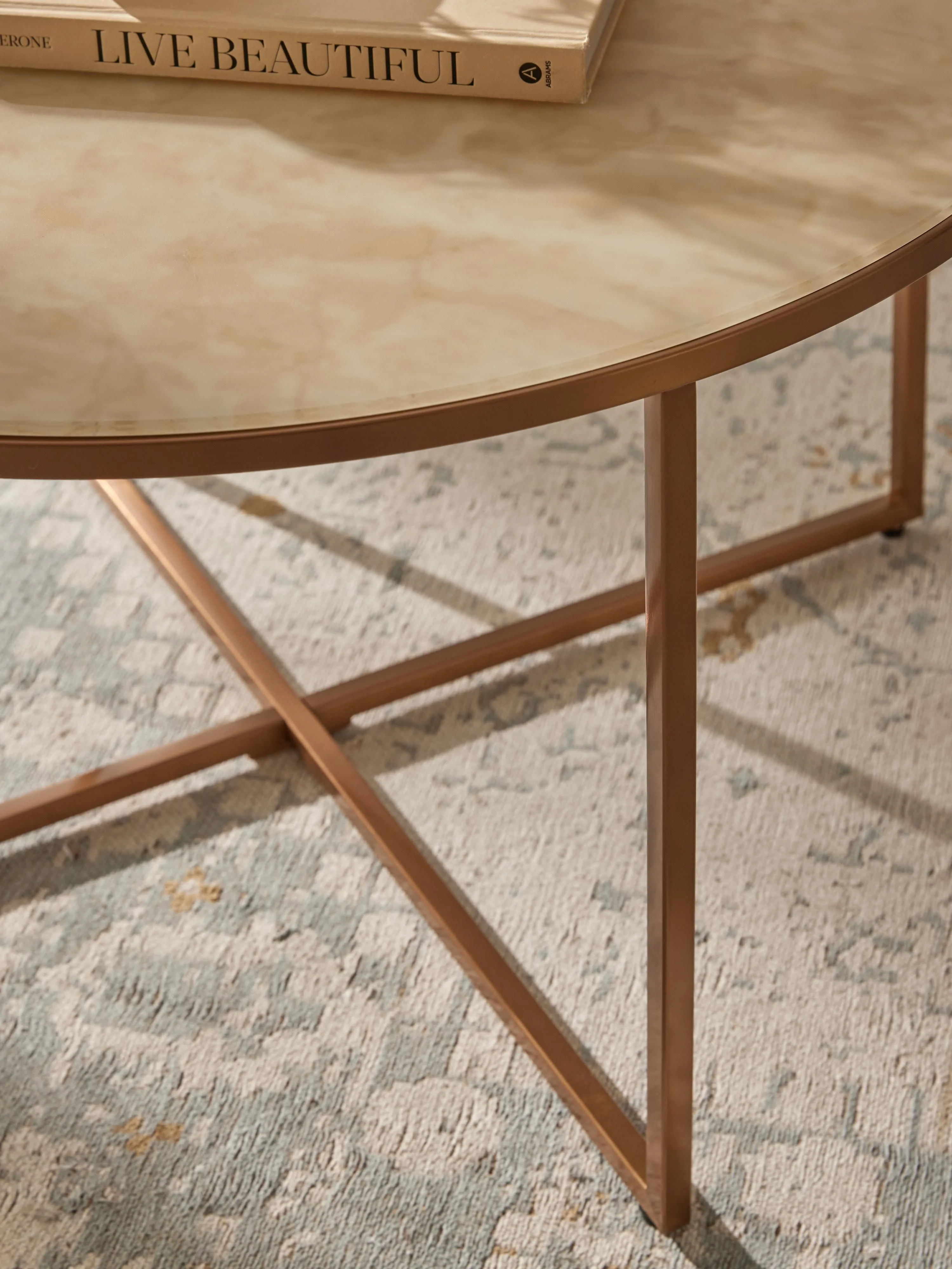Ronde salontafel Antigua met glazen tafelblad in marmerlook