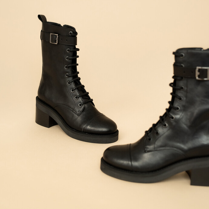 Boots à lacets, talons et détails argentés  en cuir gras noir