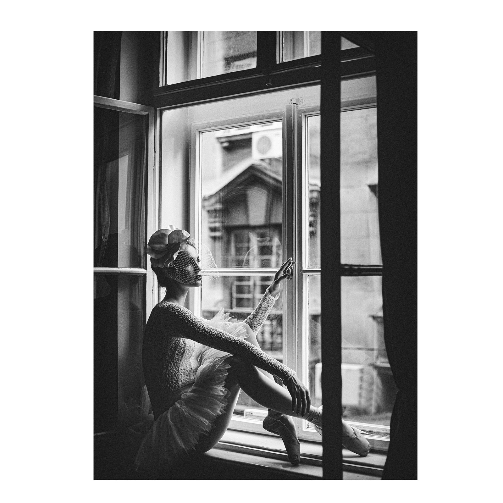 Gerahmtes Bild DAYDREAMER - schwarz-weiß - 30x40 cm