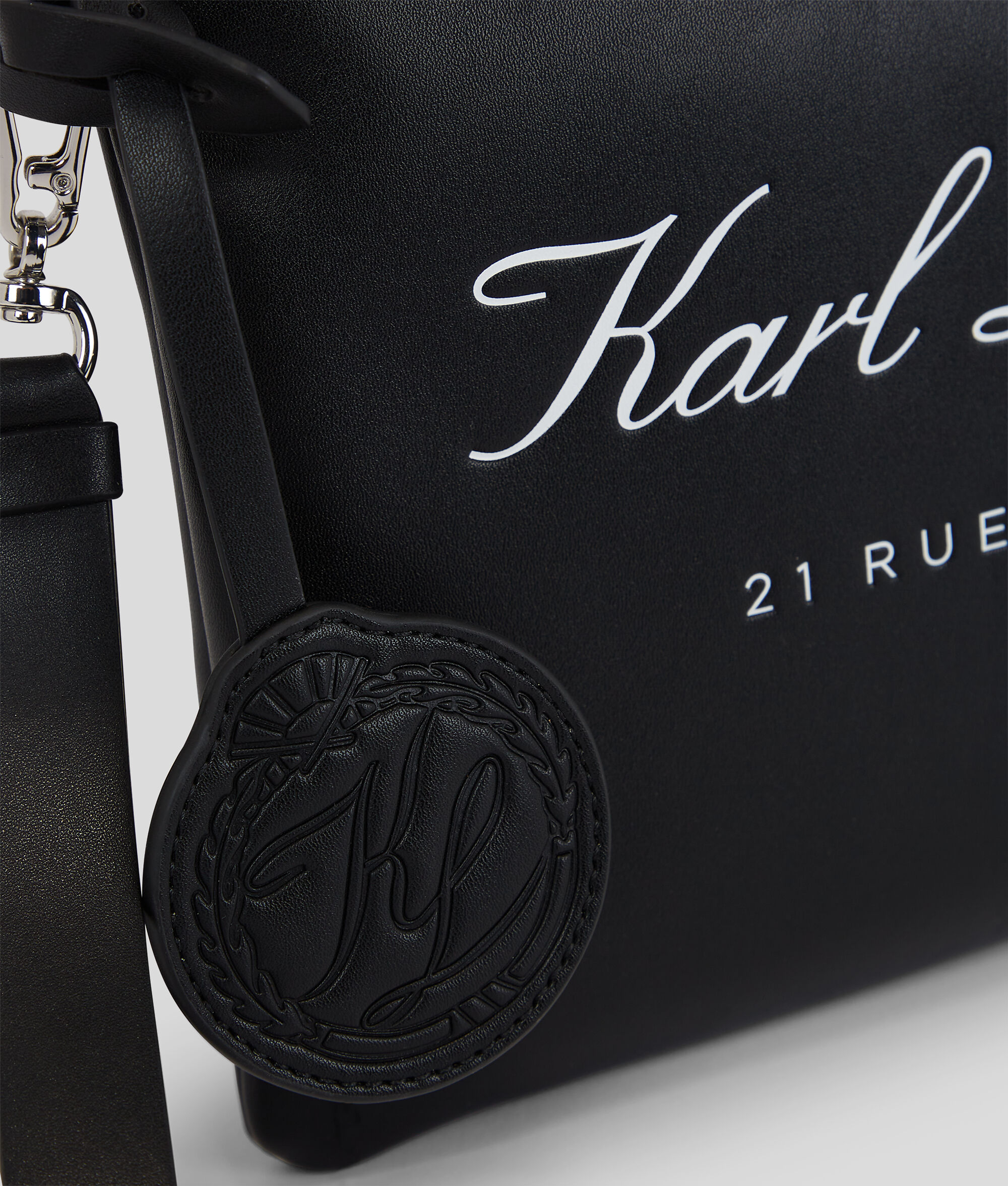 PETITE POCHETTE HOTEL KARL