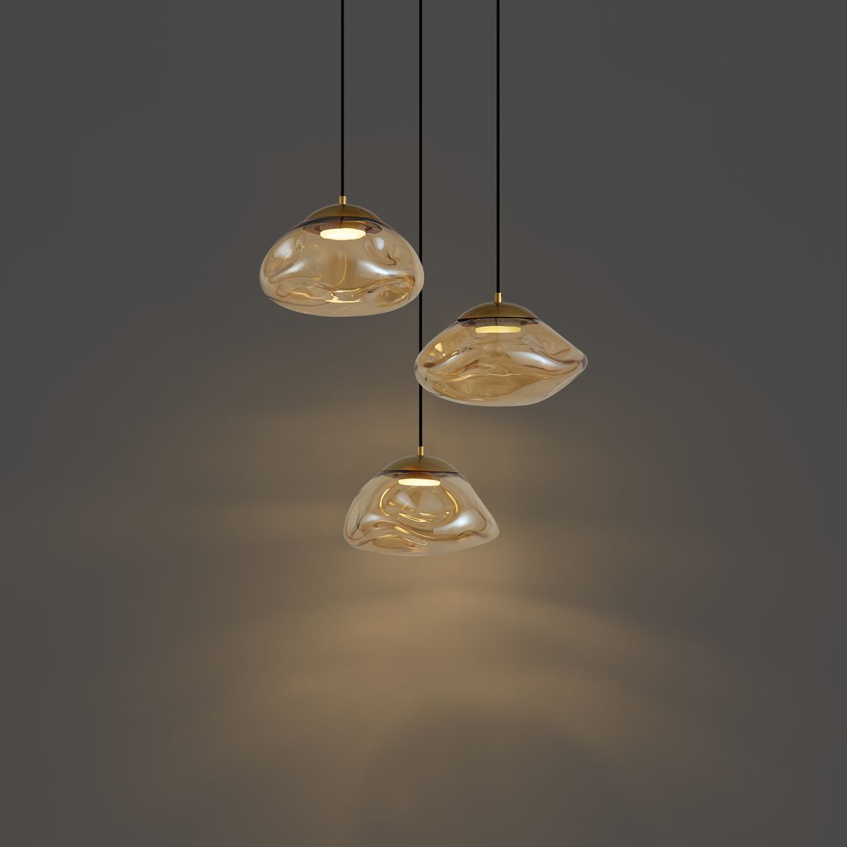 Hotel Chique hanglamp messing met amber glas 3-lichts - Gus