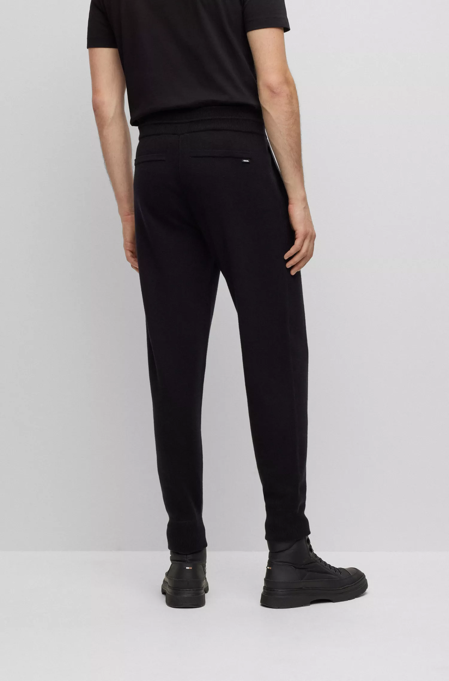 Calça de fato de treino BOSS preta, corte regular, em algodão e lã virgem.