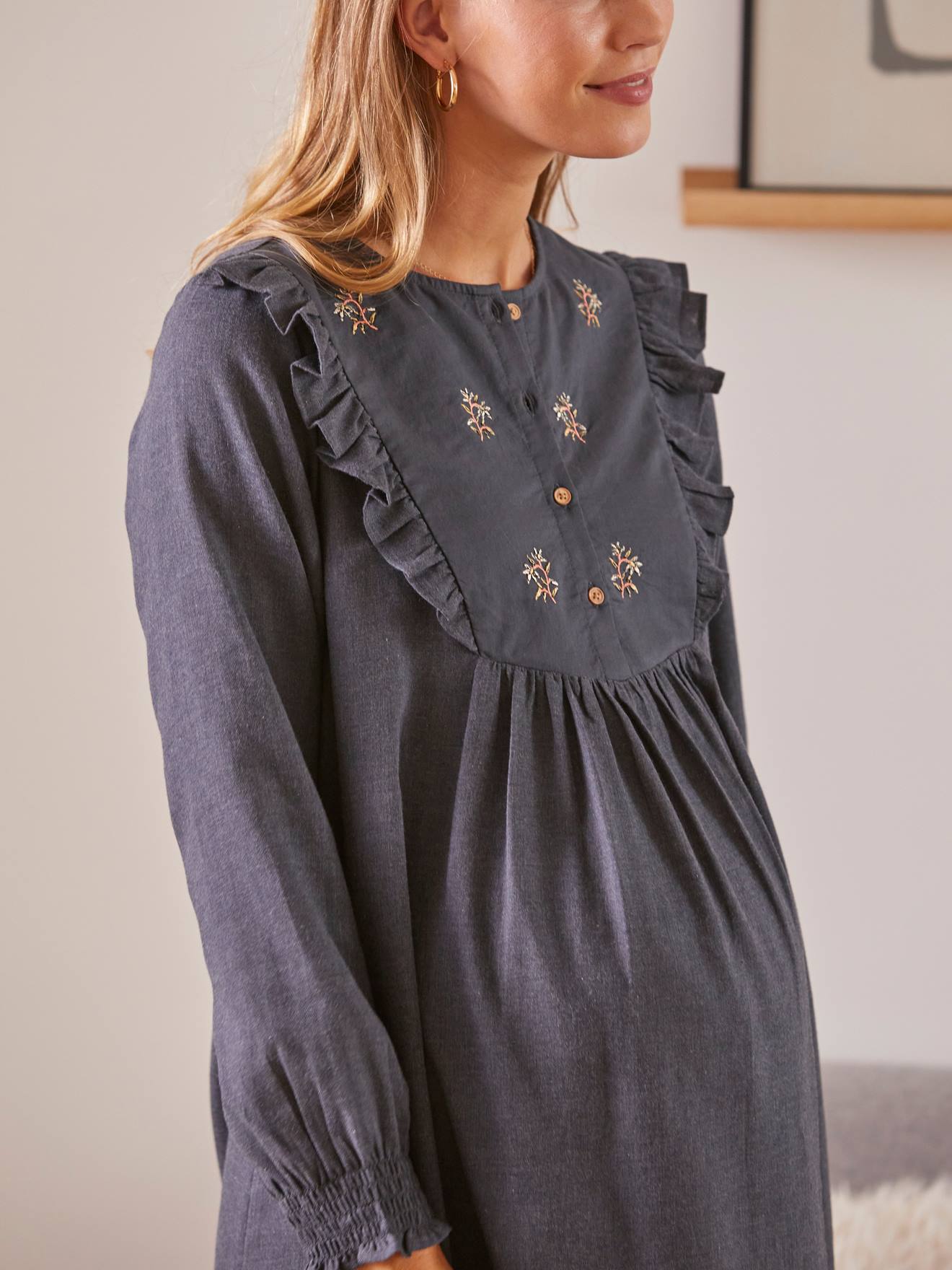 Vestido liso de flanela preta escura com aplique bordado, ideal para gestantes e lactantes.