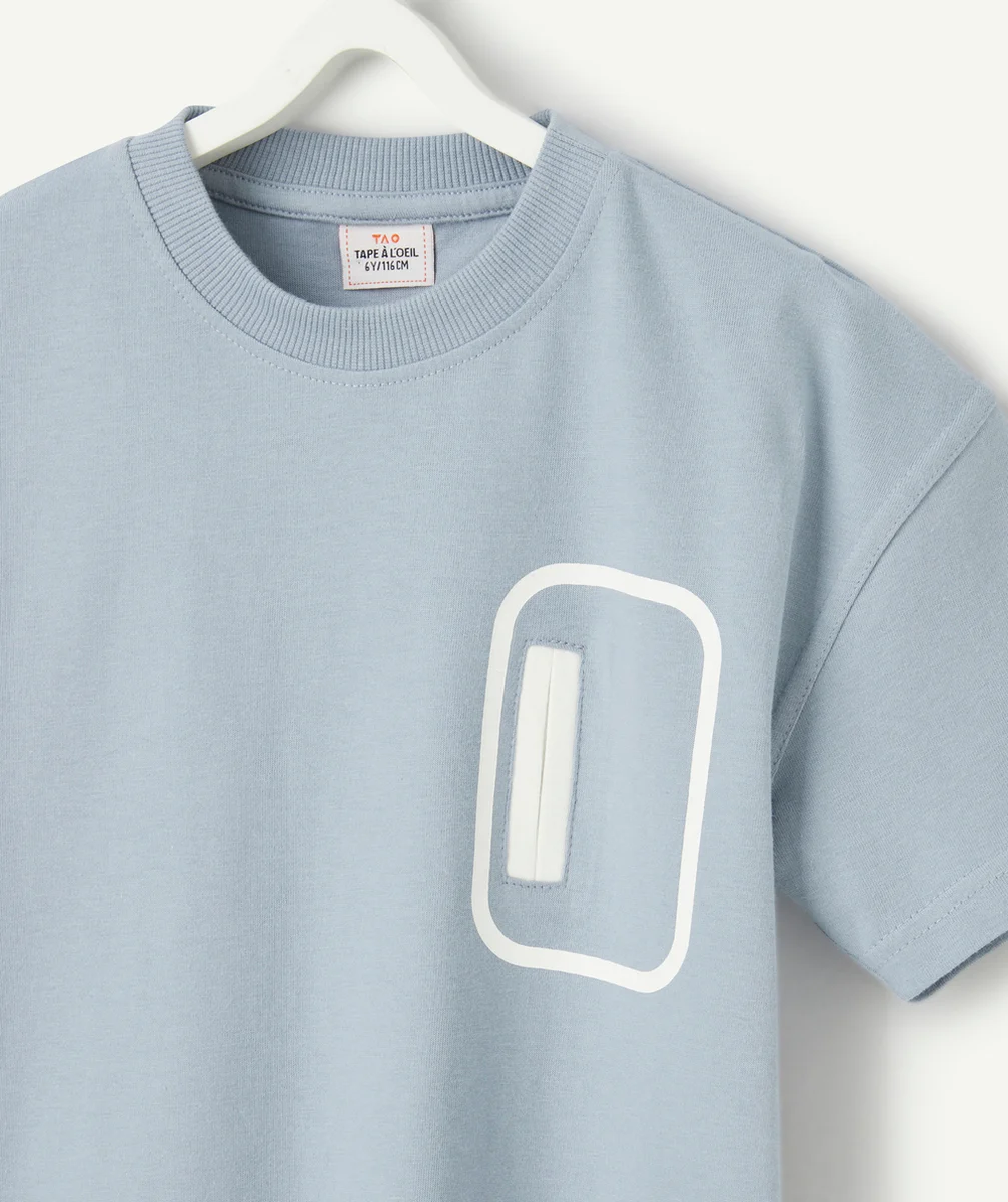 T-SHIRT GARÇON EN COTON BIOLOGIQUE BLEU CIEL AVEC DÉTAIL POCHE