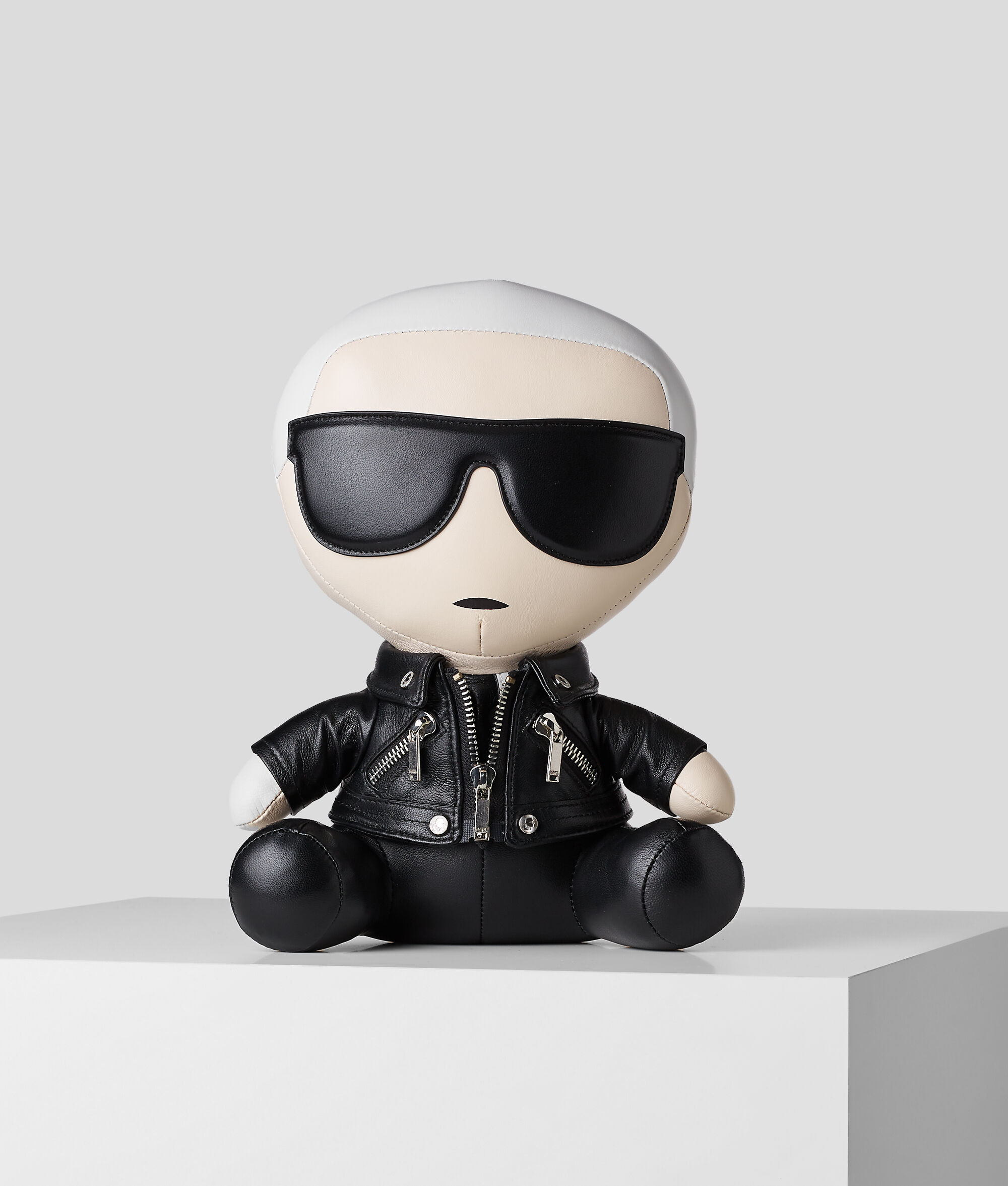FIGURINE KARL IKONIK KL X THE MET