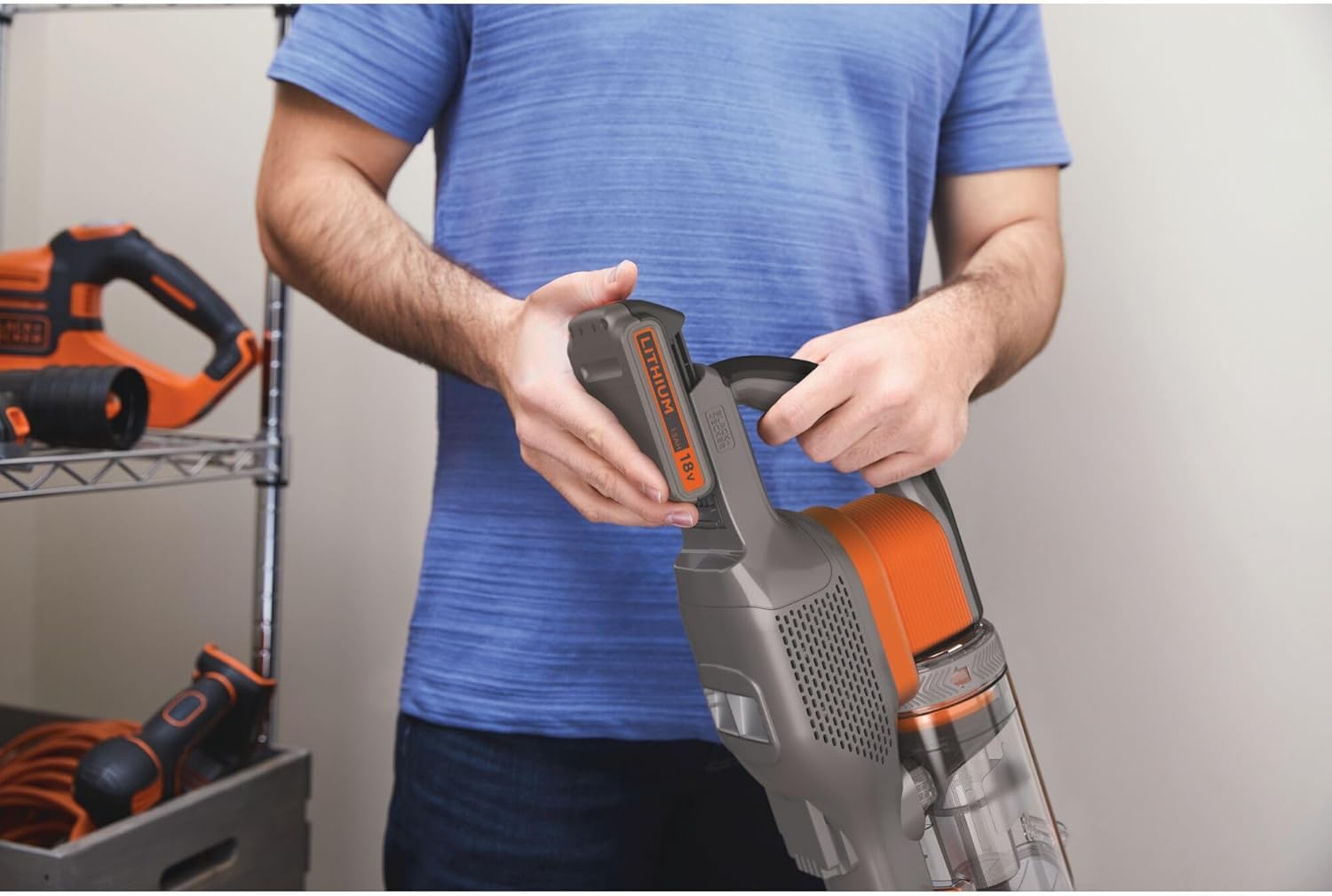 Black+Decker 4in1 Akku-Stielsauger (18V, 2.0Ah, beutelloser Boden- & Handstaubsauger mit Elektrobürste, kabellos, inkl. Fugendüste, Akku, Ladegerät & Wandhalterung) BHFEV182C