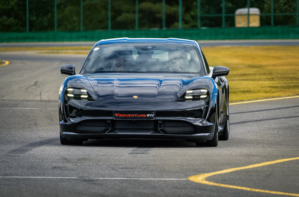 Renntaxi Plainfeld (Porsche Taycan)