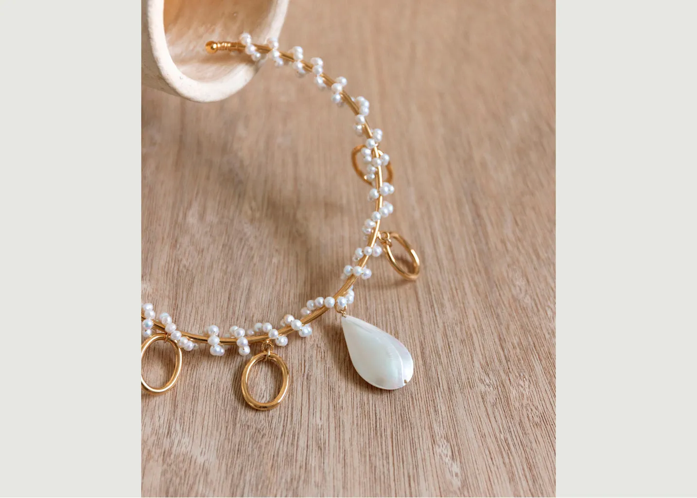 Collier ras-de-cou ouvert avec perles et coquillage Rachel Gisel B.