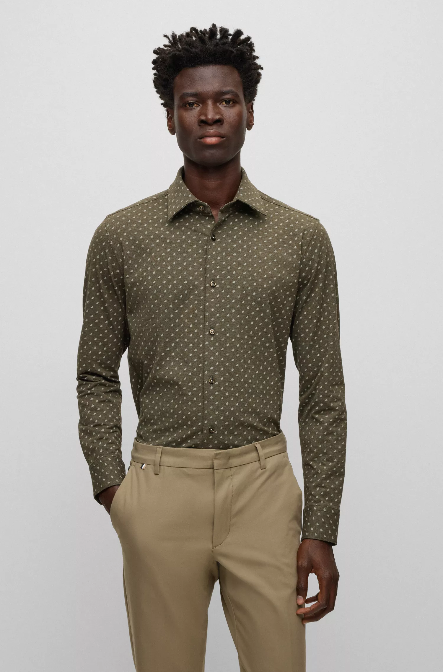 Camisa BOSS preta de corte slim em algodão elástico estampado.