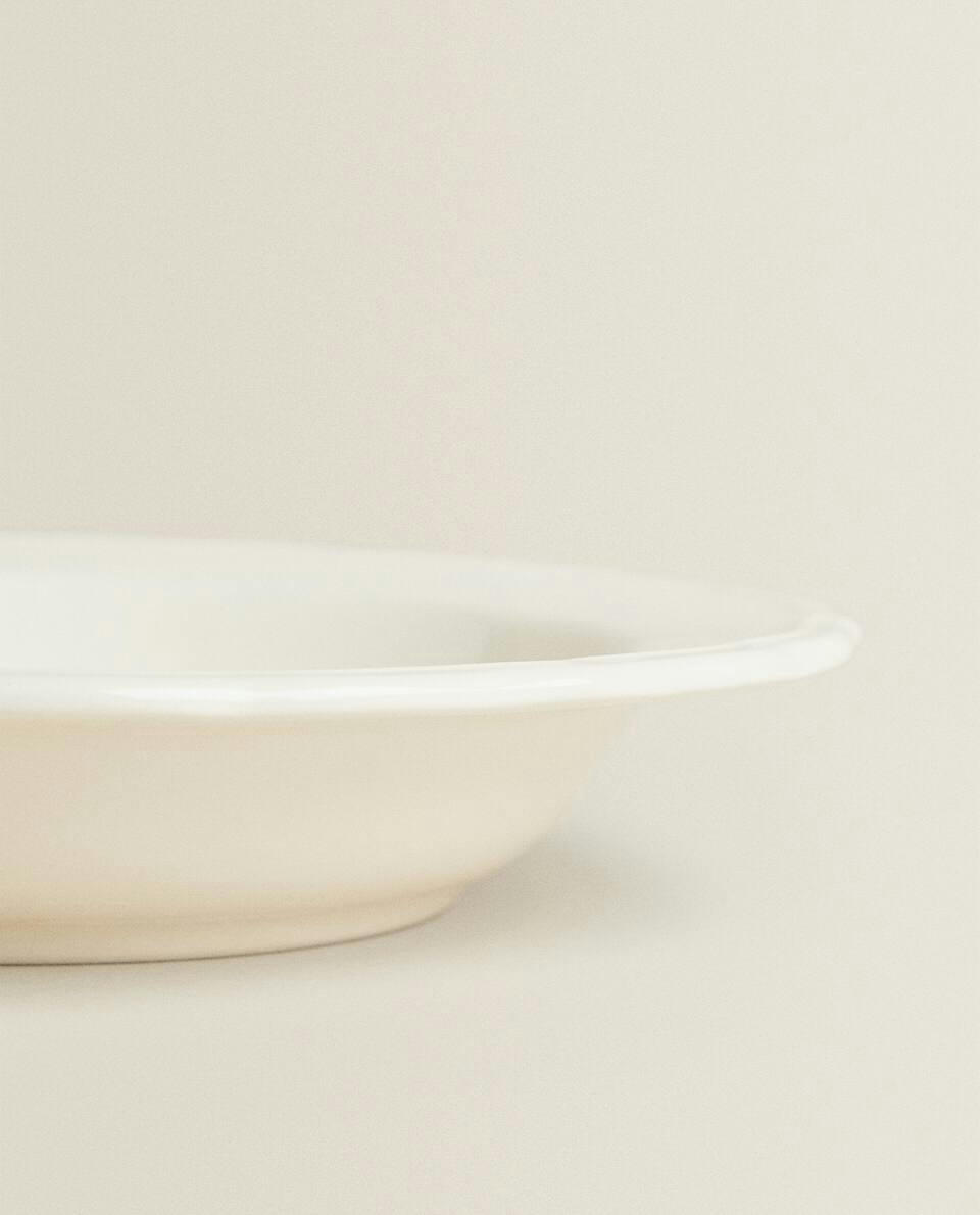 Prato de sopa de barro com borda decorada