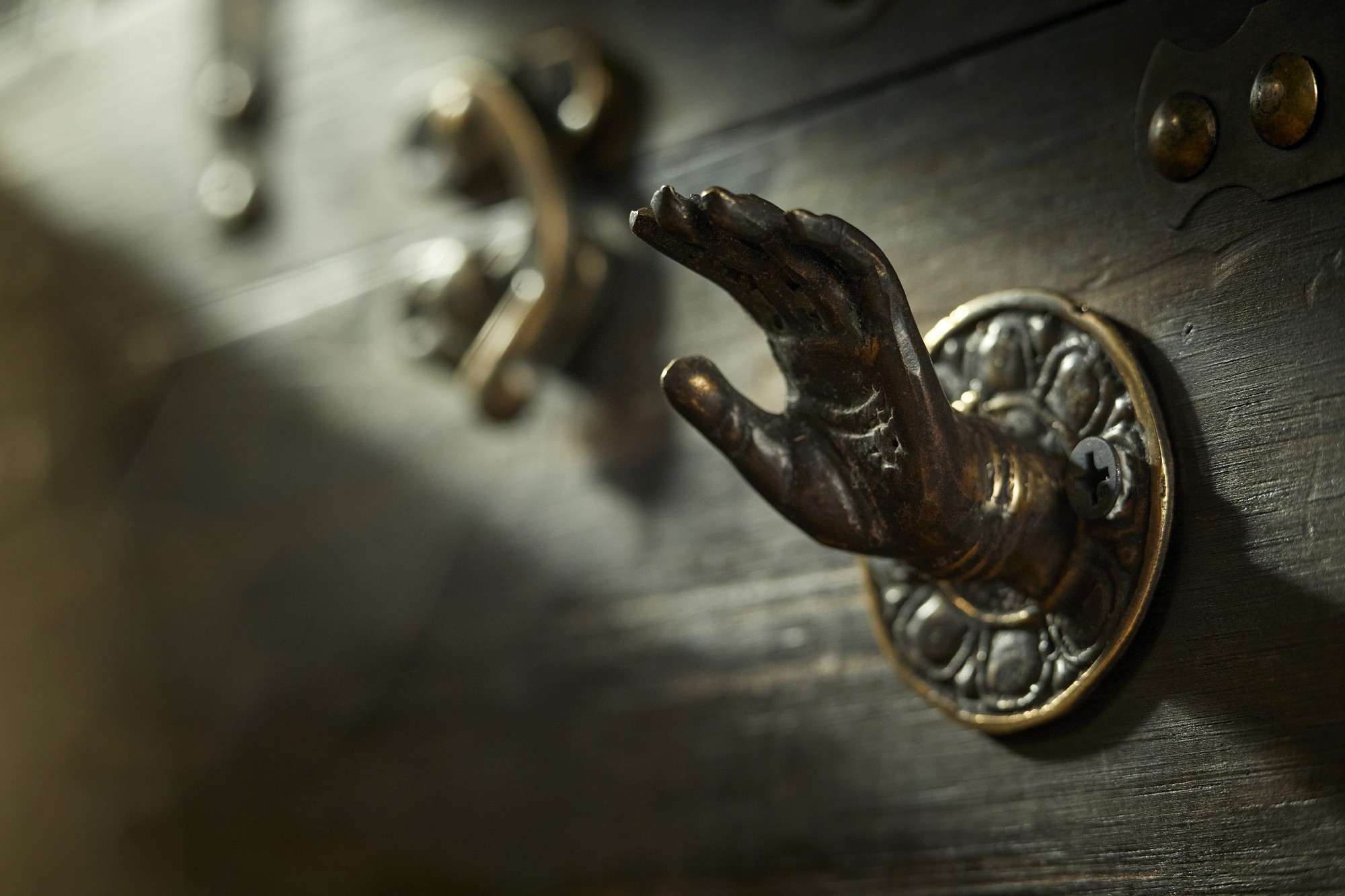 Wandhaken 'Hand links', aus Bronze, Ø 4 cm, H 4 cm von fischer's lagerhaus
