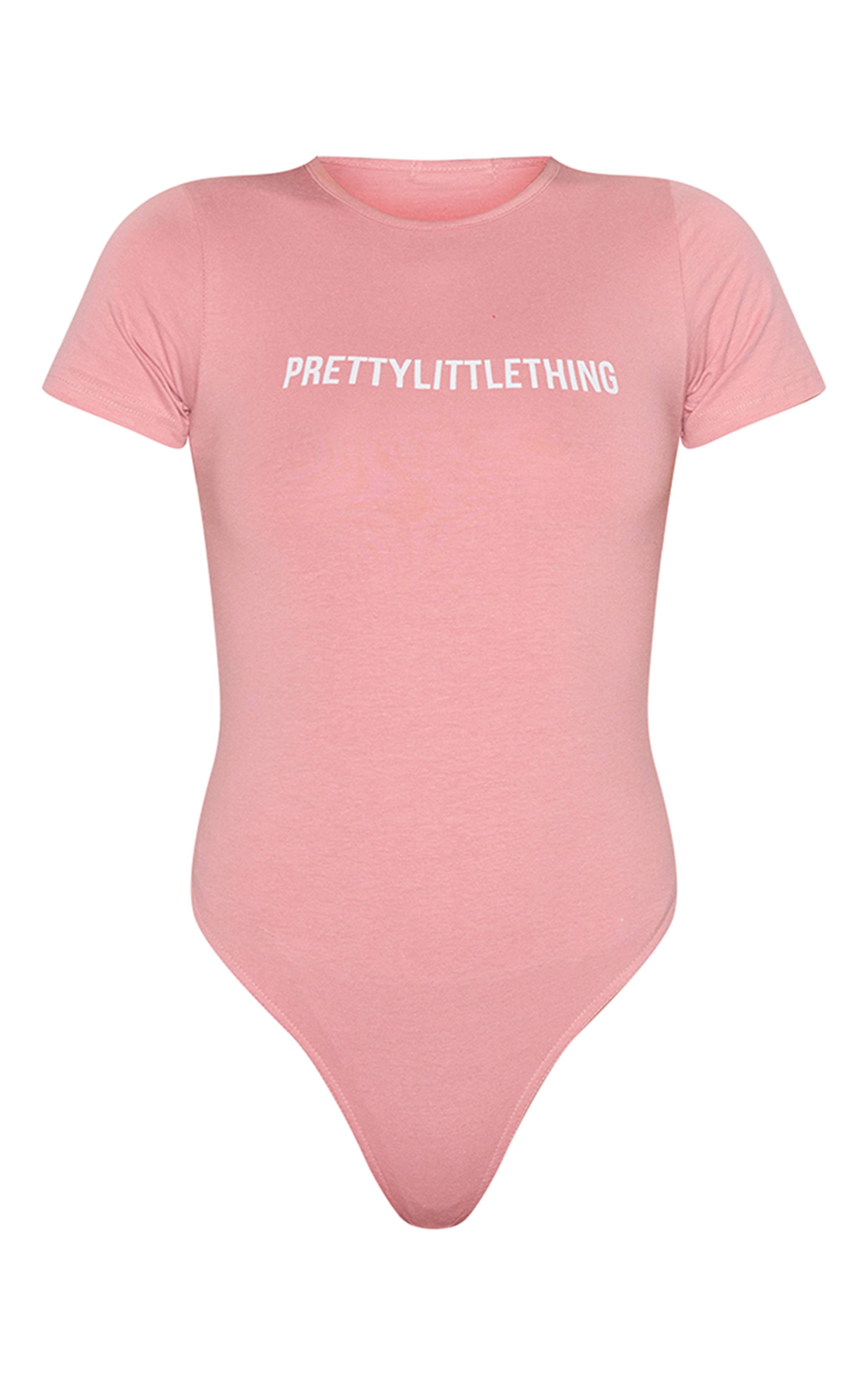 Rose Clair Body À Manches Courtes Avec Logo Prettylittlething