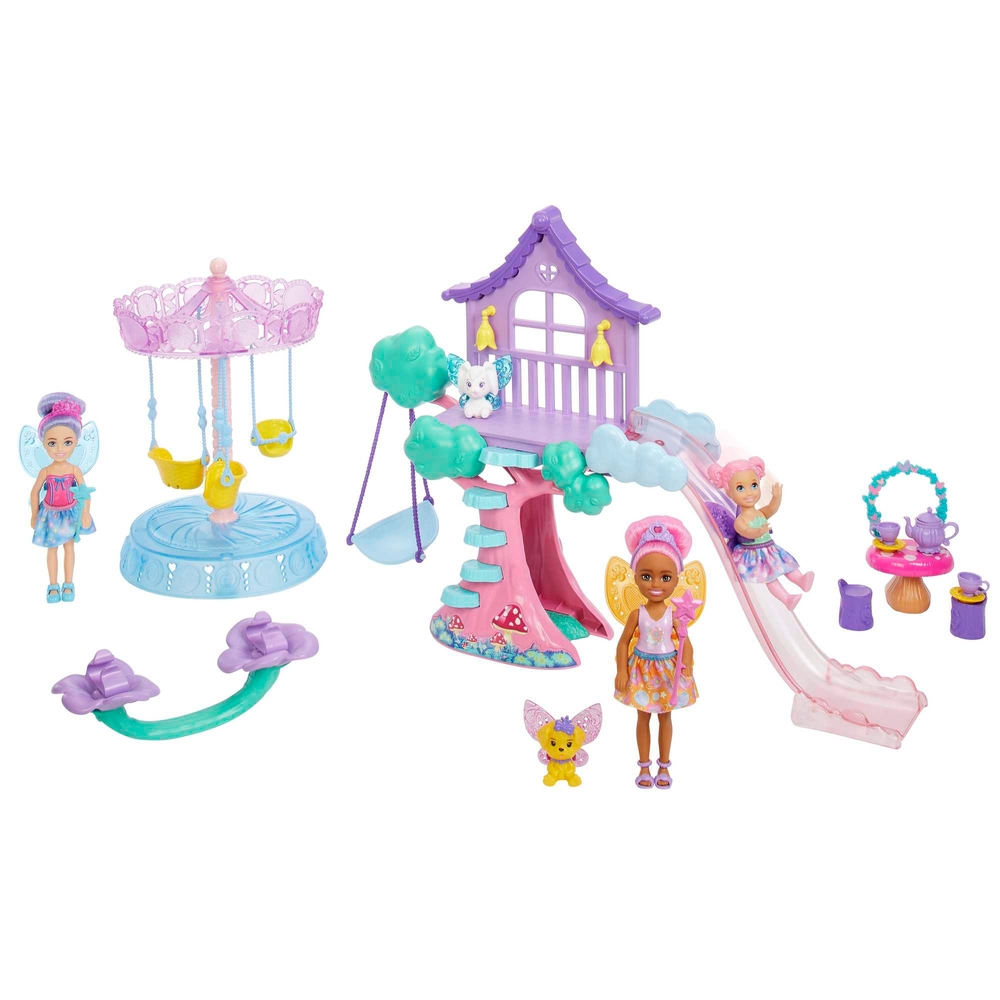 Barbie Chelsea Puppen mit Märchen-Spielset, Baumhaus und Karussell