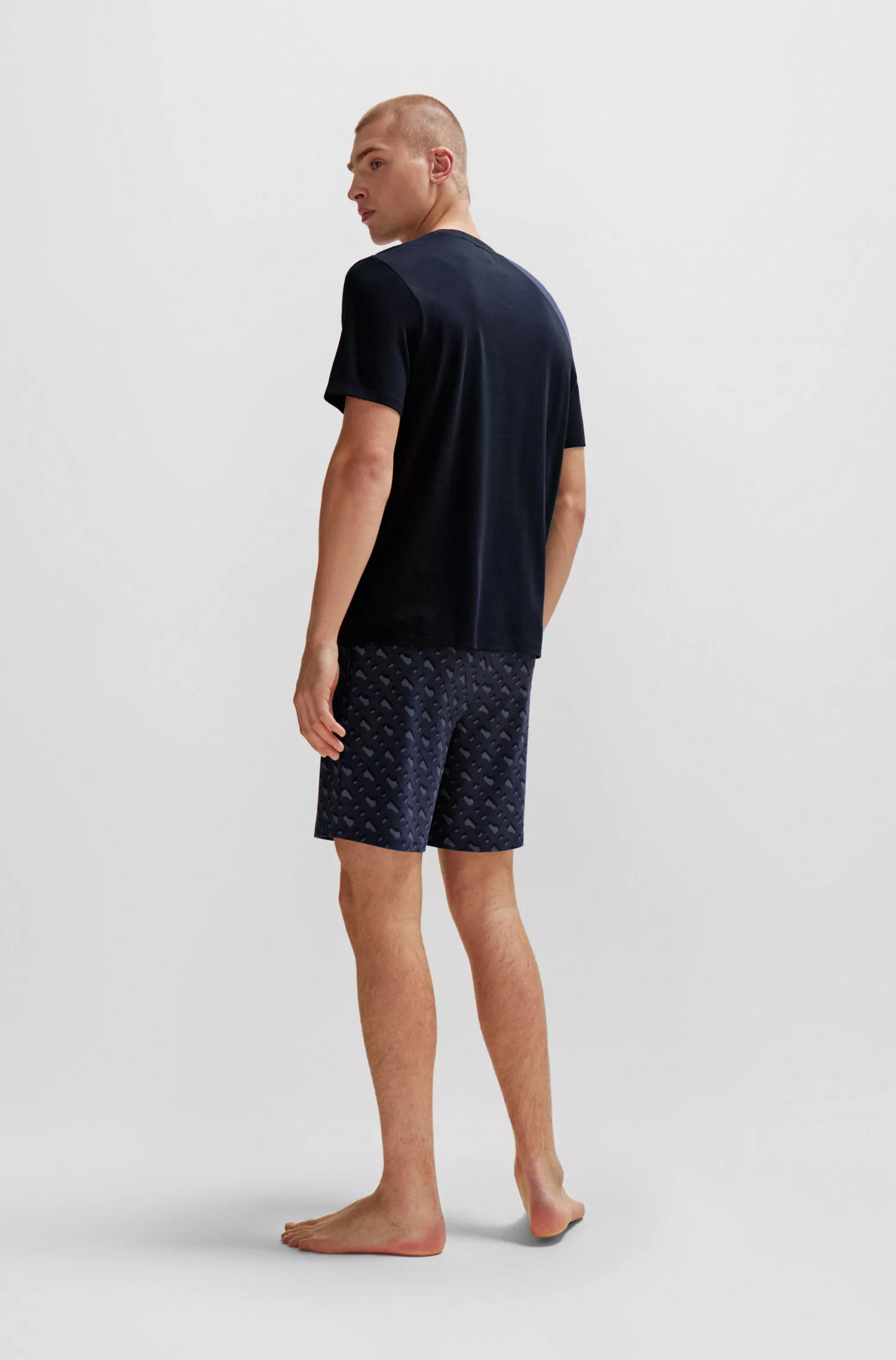 Pijama BOSS preto em algodão interlock com a marca estampada, em caixa de presente.
