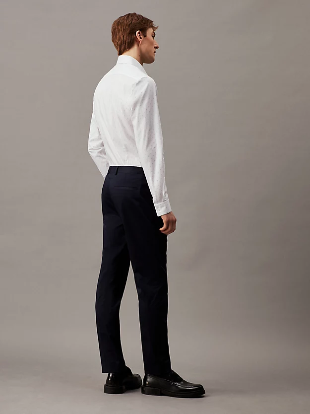 Camisa elegante de corte slim com estampa de folhas