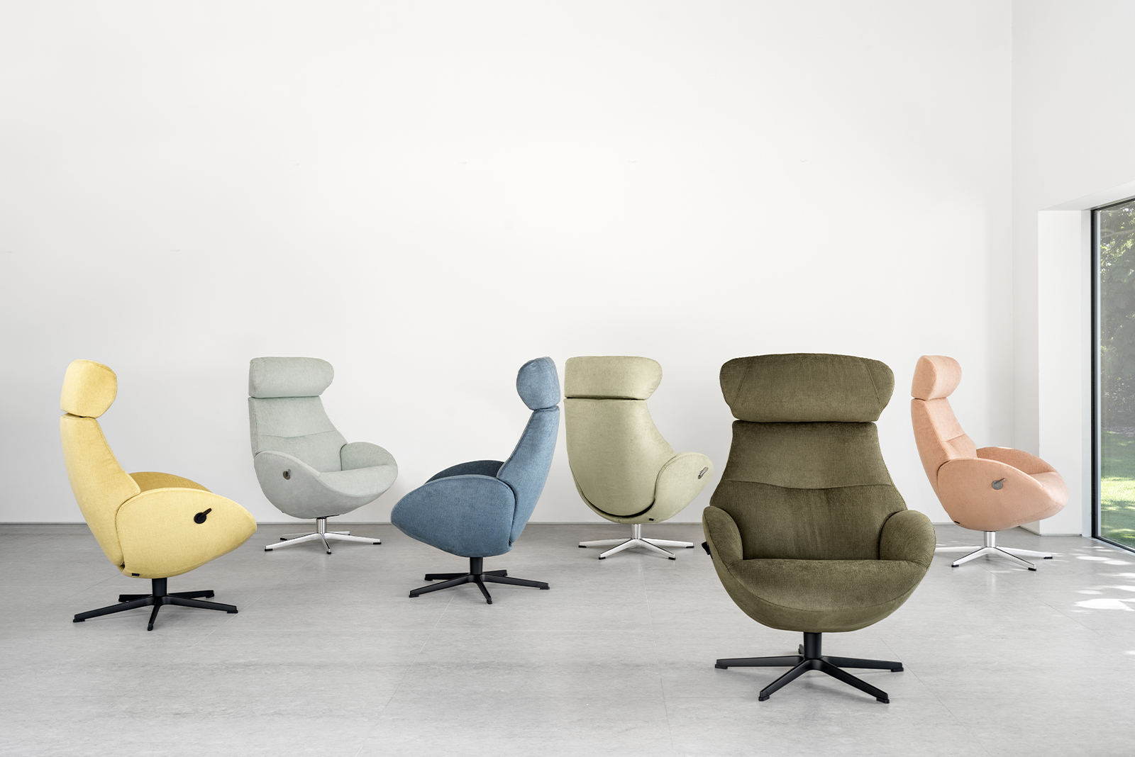 Globe Lenestol I tekstil Evita Concrete 1373-41 med standard rygg og sving-fot quattro.