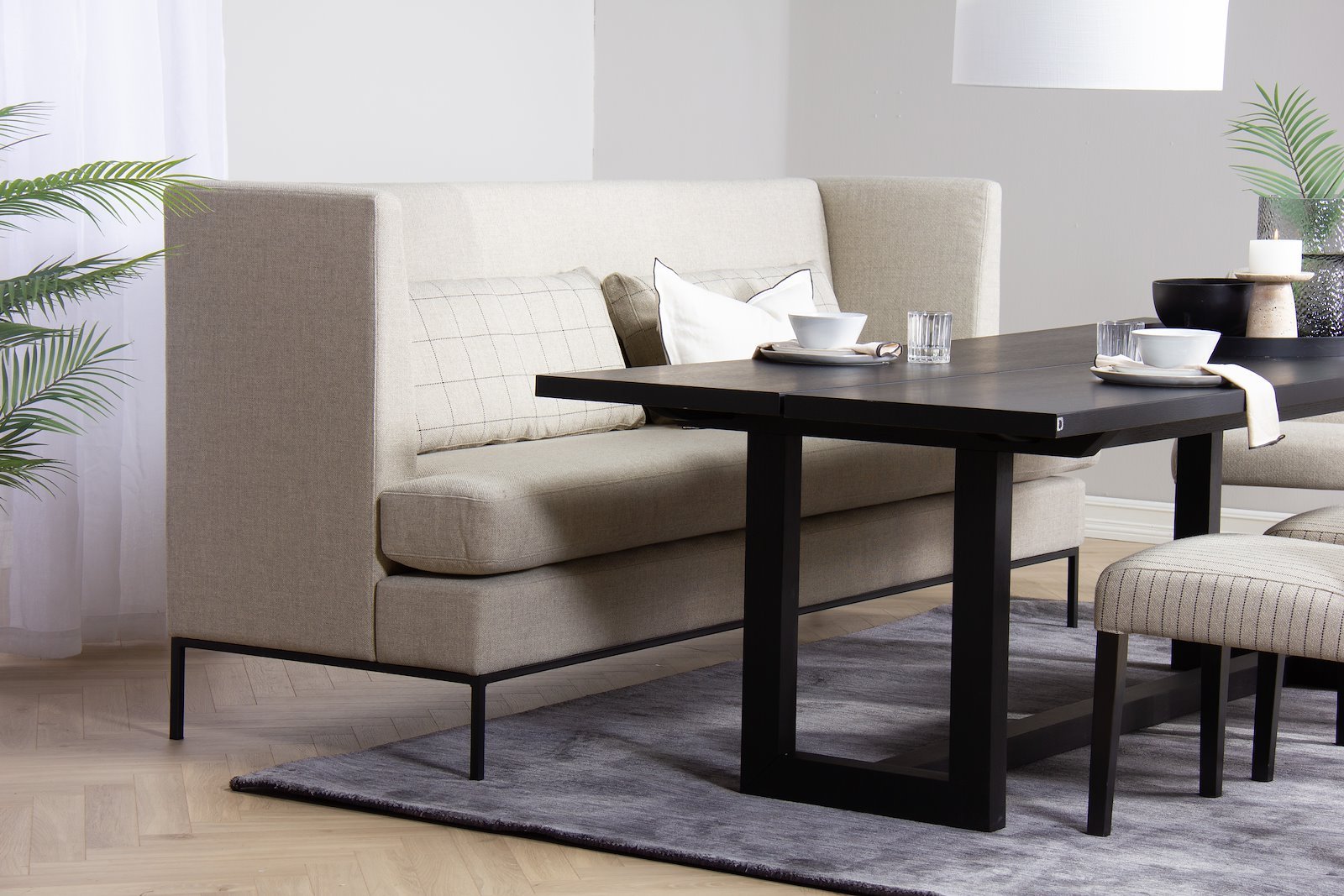 Town spisesofa I tekstil Titas beige med decoputer i Titas Square. Sort, pulverlakkert understell i stål.