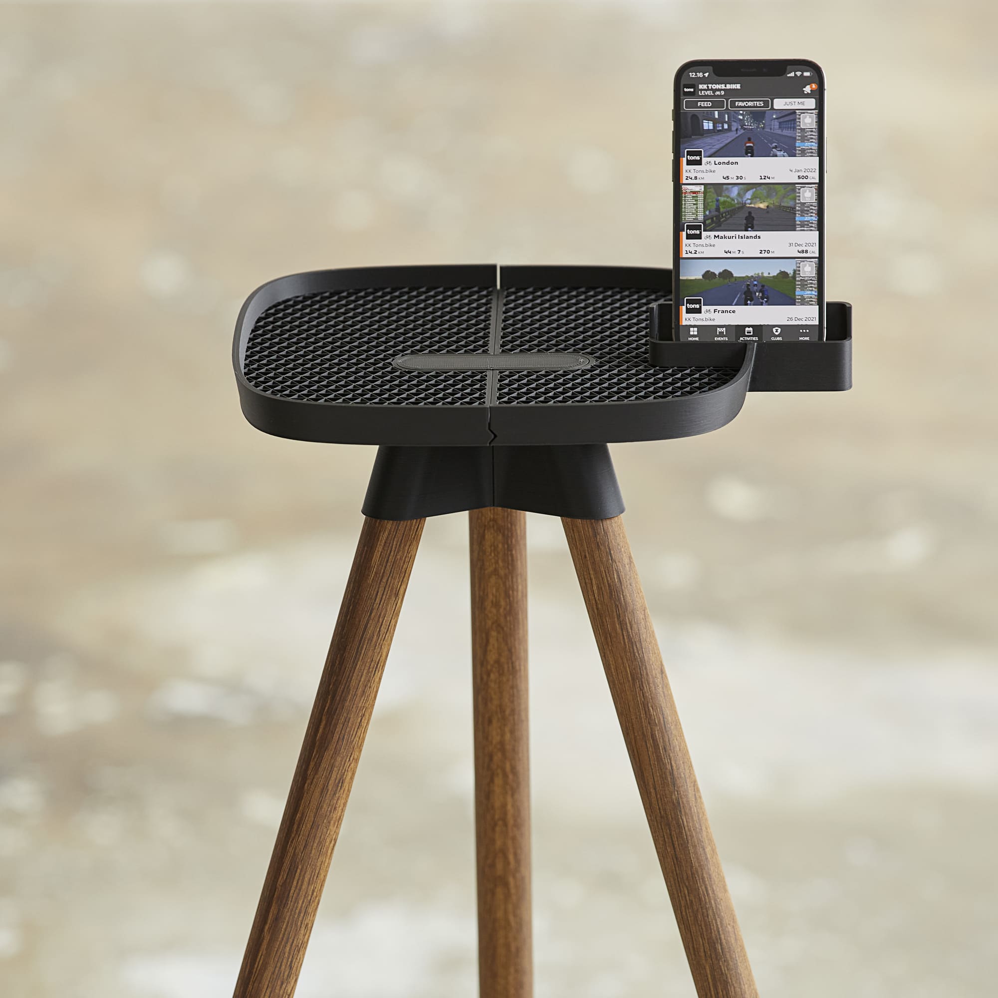 Tons Tray med mobilholder smoked oak