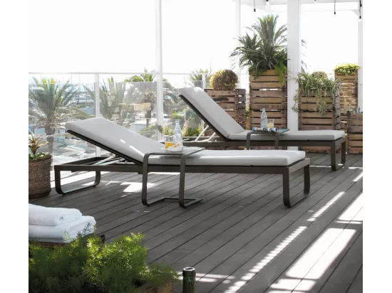 Bain de soleil en aluminium couleur marron avec coussin gris
