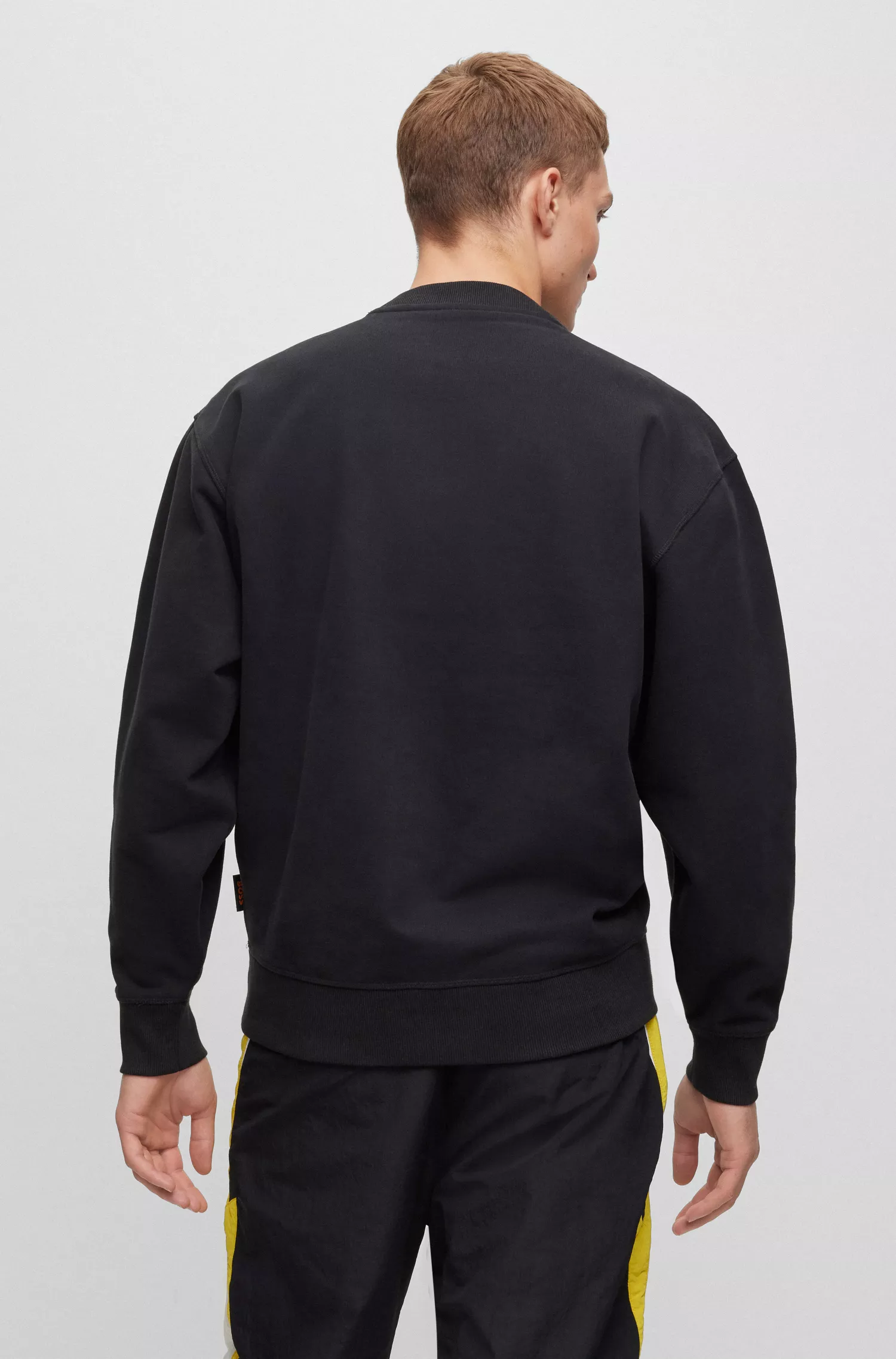Moletom BOSS laranja, modelagem relaxada, com estampa inspirada em corridas.