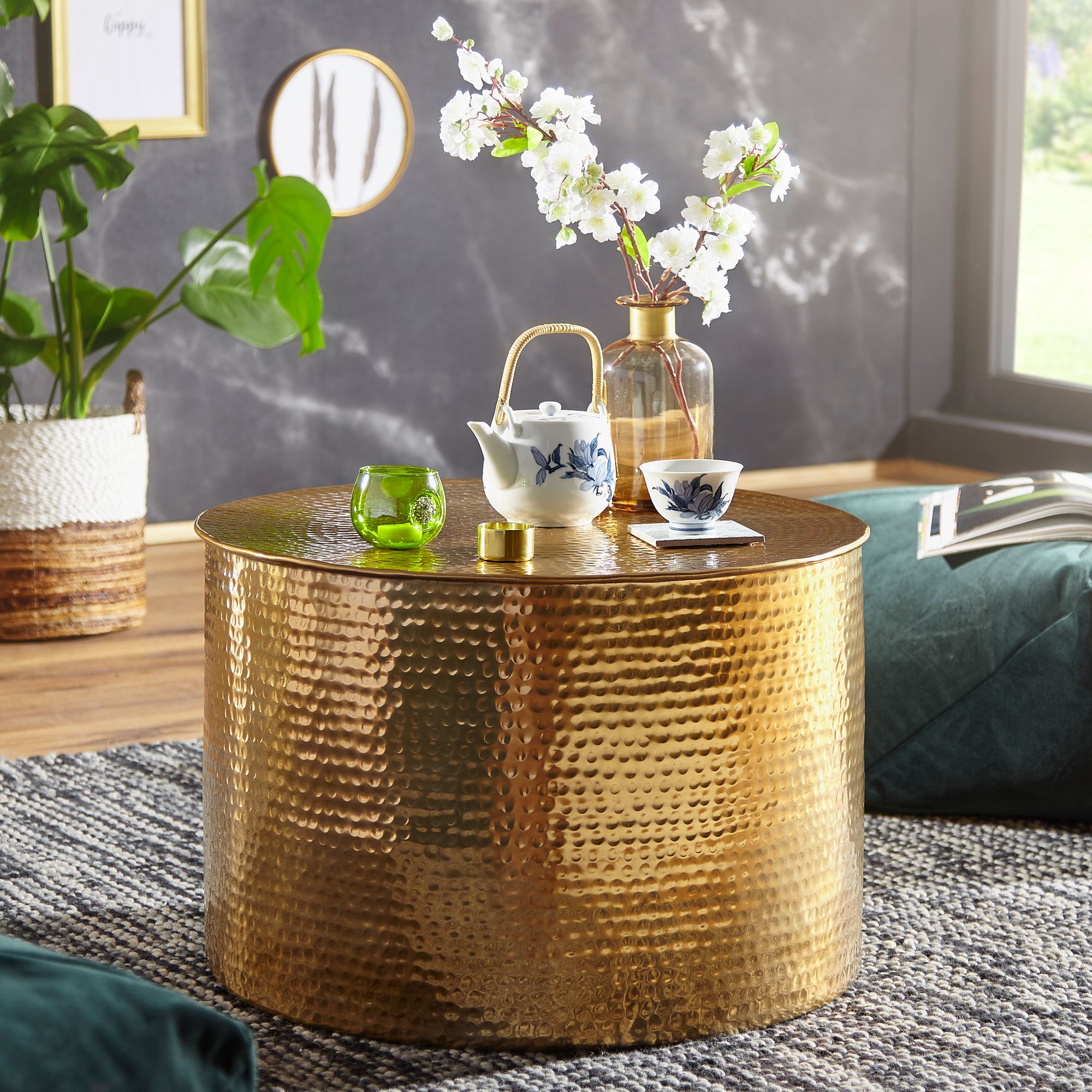 KADIMA DESIGN Orient Couchtisch ENNS: Hammerschlag-Aluminium, 61 cm Durchmesser, silberfarben
