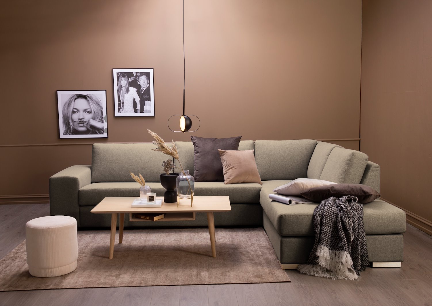 Modern Living hjørnesofa 3-seter med åpen ende høyre i tekstil Movie 13/1 Light Khaki med arm A og ben 1 hvitvasket eik. Faste puter