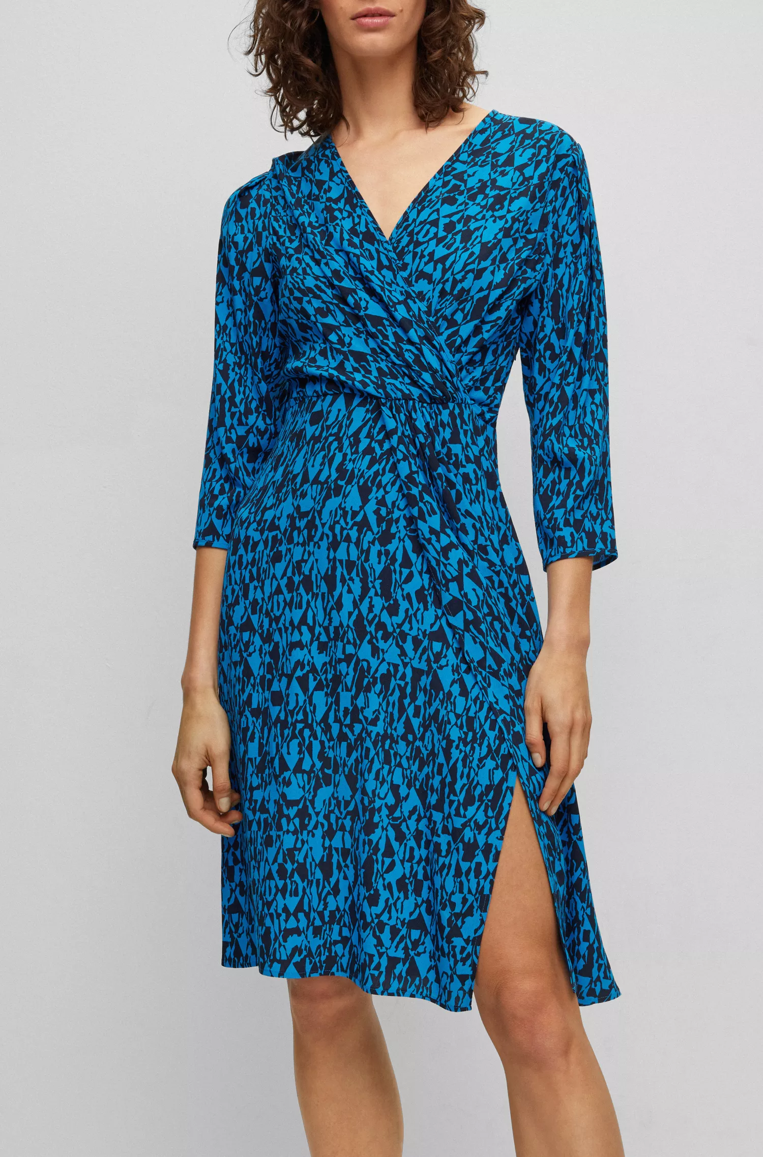 Vestido preto BOSS com decote em V e amarração frontal, com estampa da estação.