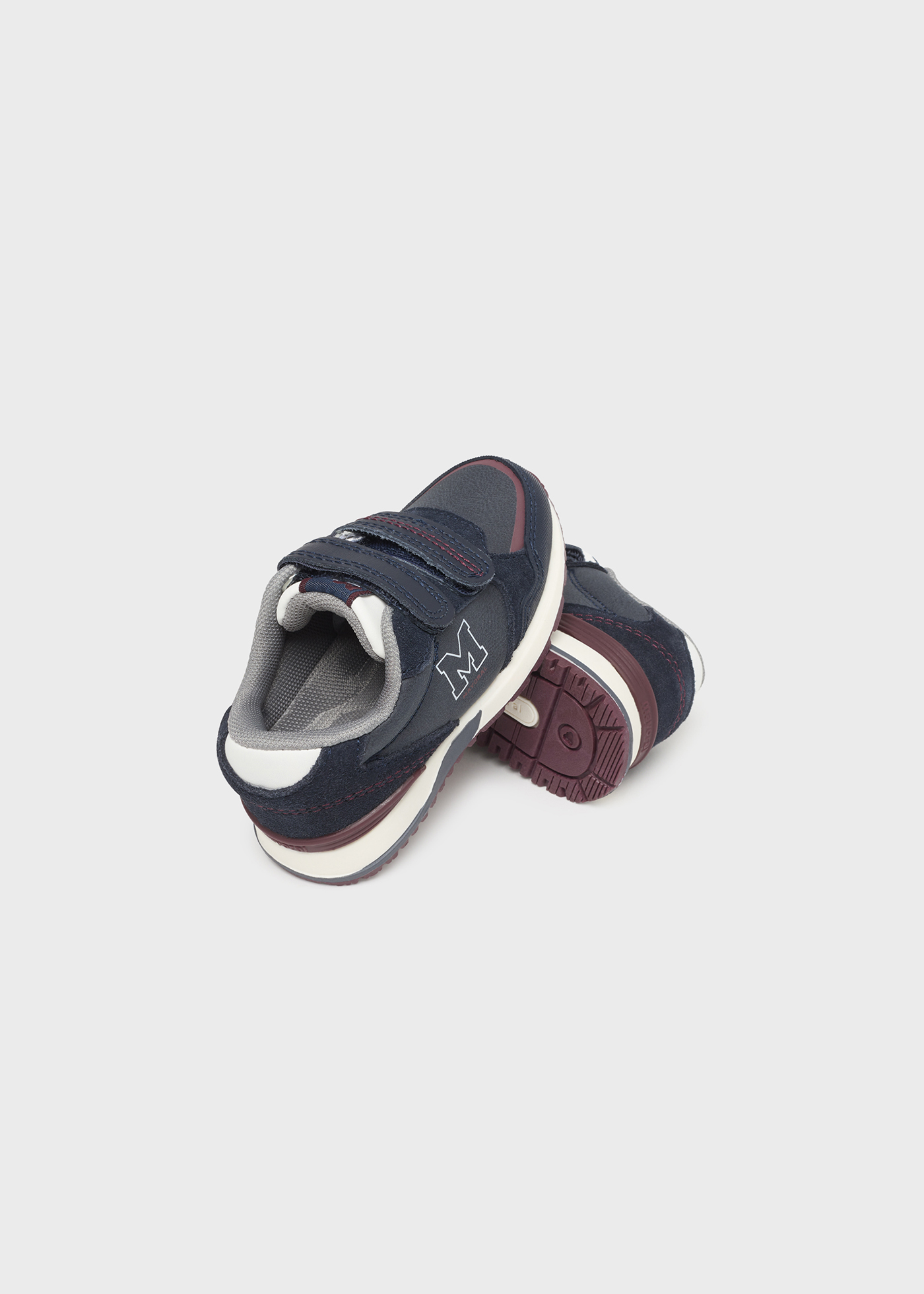 Tênis de couro para bebê com fecho de velcro