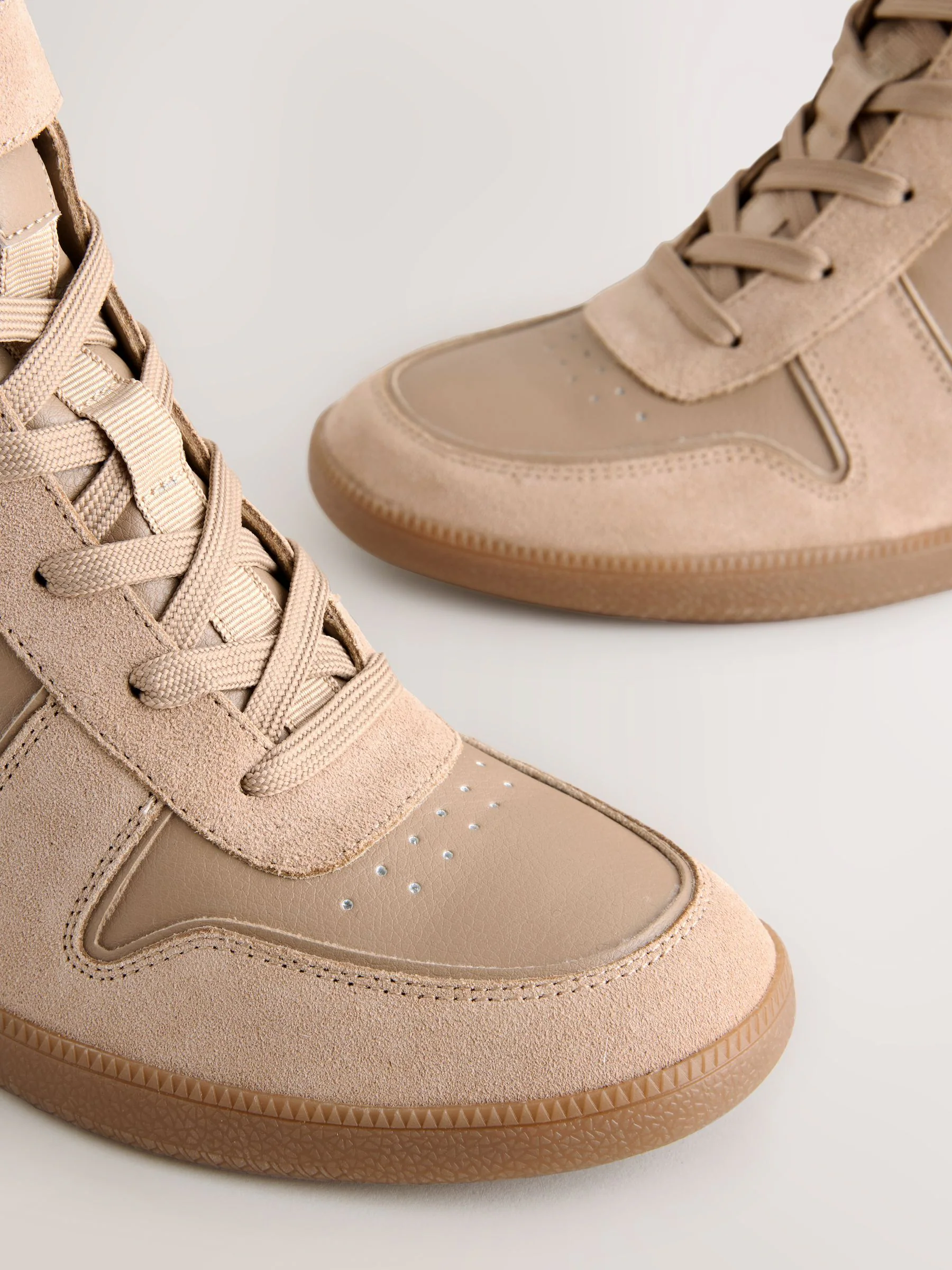Taupe - Forever Comfort® sneakers met sleehak en veters