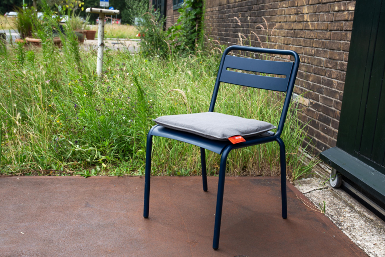 Emu Star tuinstoel met armleuningen indian brown