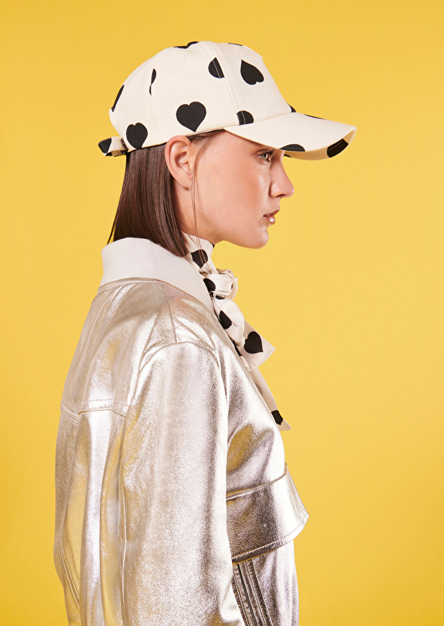 Casquette Caroleécru à motif coeur noir