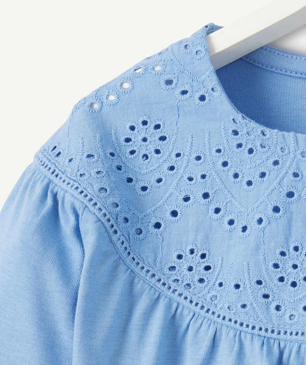 T-SHIRT BLEU BÉBÉ FILLE EN COTON BIO ET BRODERIE ANGLAISE