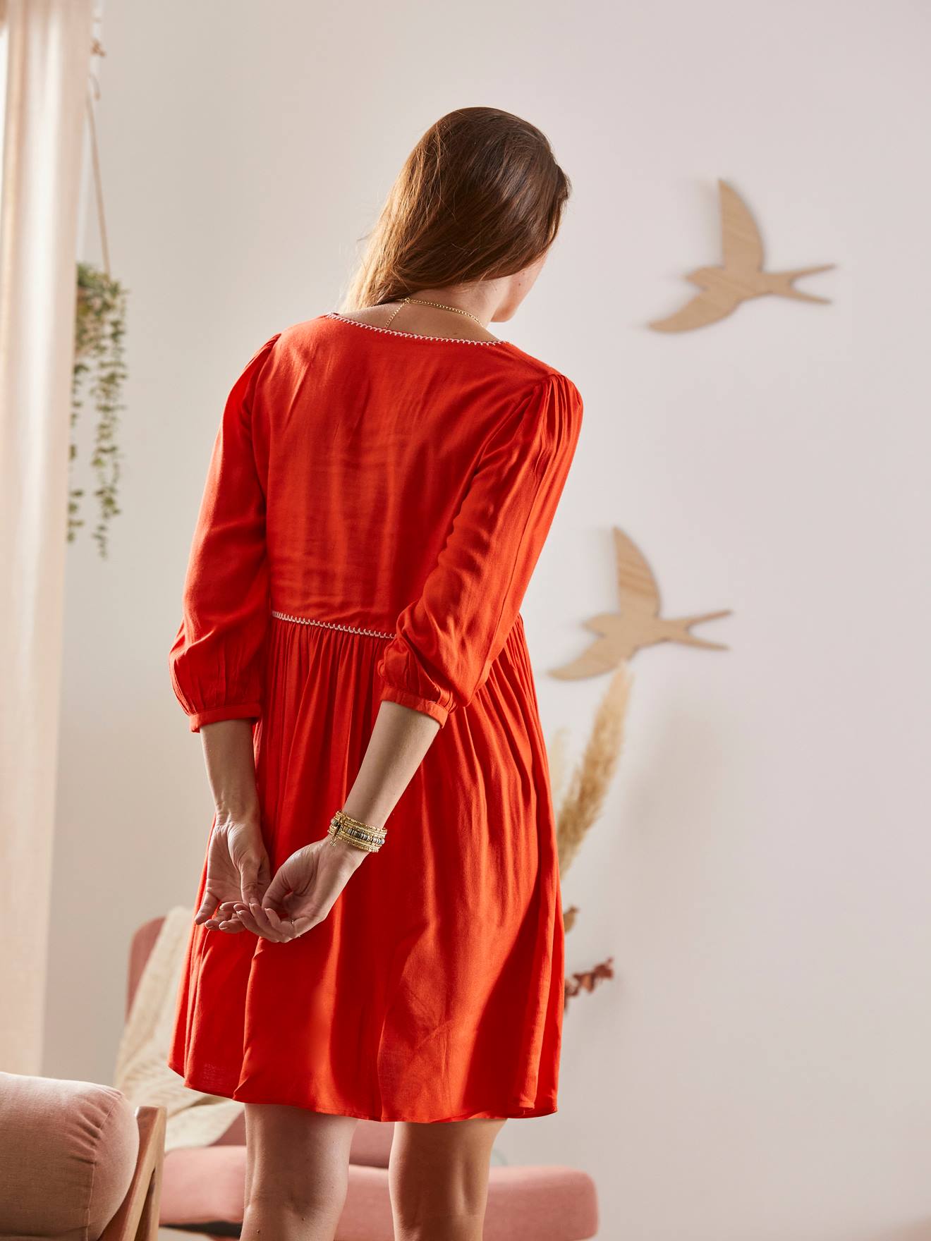 Vestido liso de crepe para gestantes e lactantes. Cor laranja vibrante.