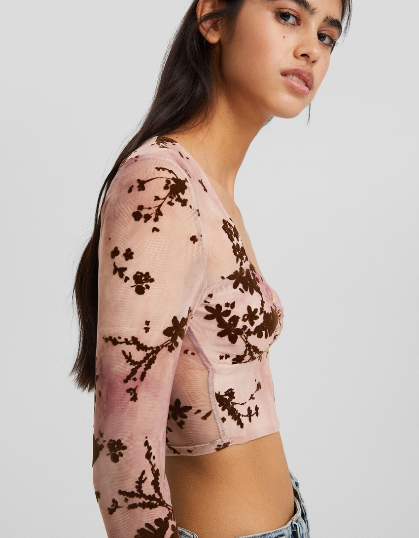 Camiseta de tule de manga comprida com estampa floral.
