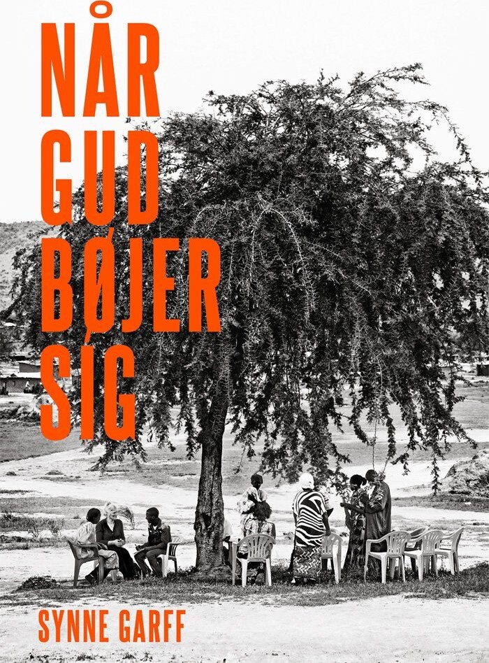 Når Gud Bøjer Sig - Synne Garff - Bog