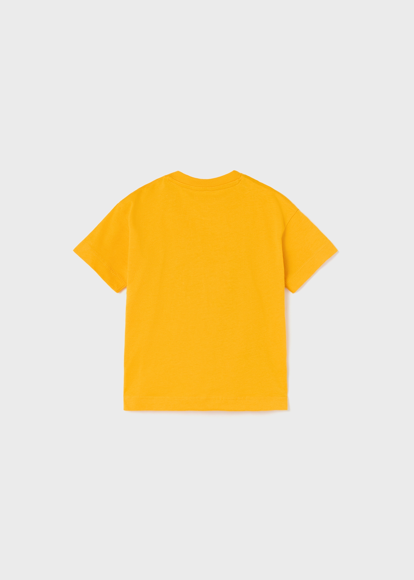 Camiseta infantil com estampa interativa feita de algodão sustentável.