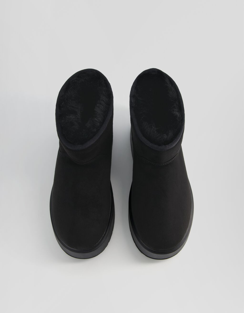 Botas de cano curto com plataforma e forro de pele sintética.