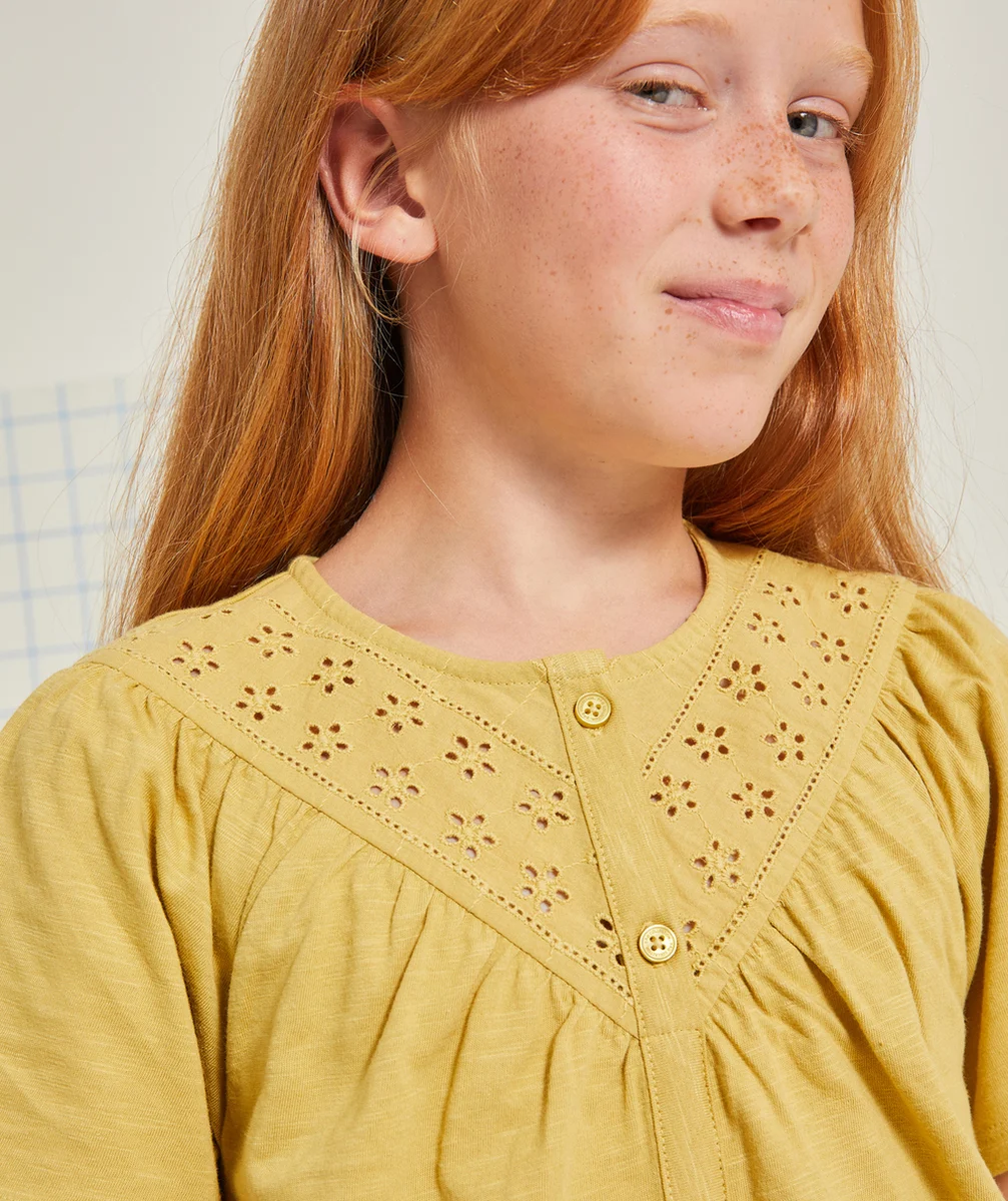 T-SHIRT FILLE EN COTON JAUNE AVEC FRONCES ET DÉTAILS AJOURÉS