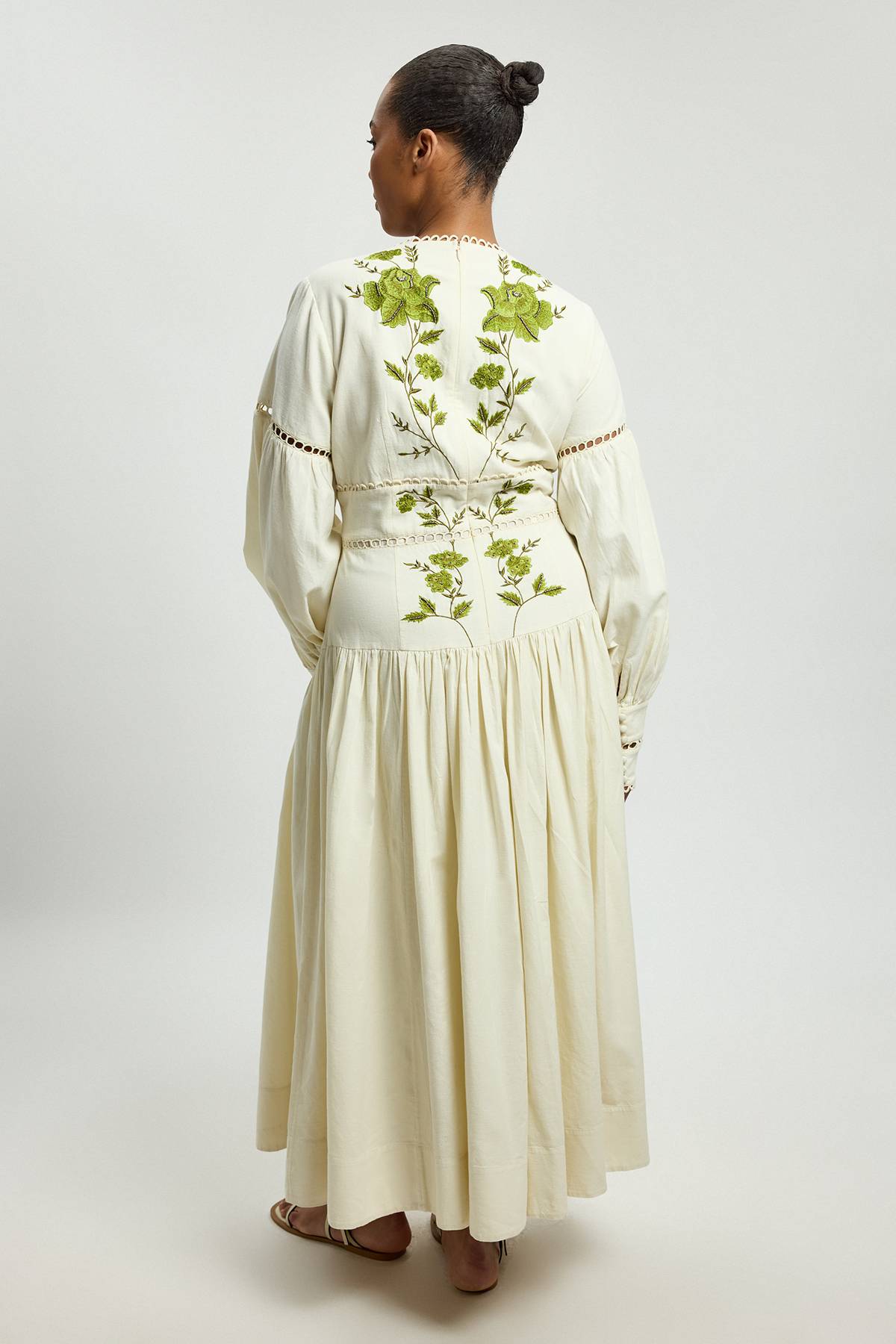 KarenMillen Robe Maxi Grande Taille En Sergé De Coton Tissé À Manches Longues Avec Broderie De Roses