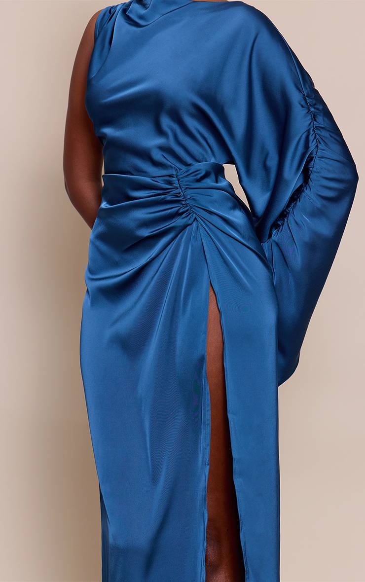 Bleu Marine Robe Longue En Satin Avec Détail Cape Asymétrique