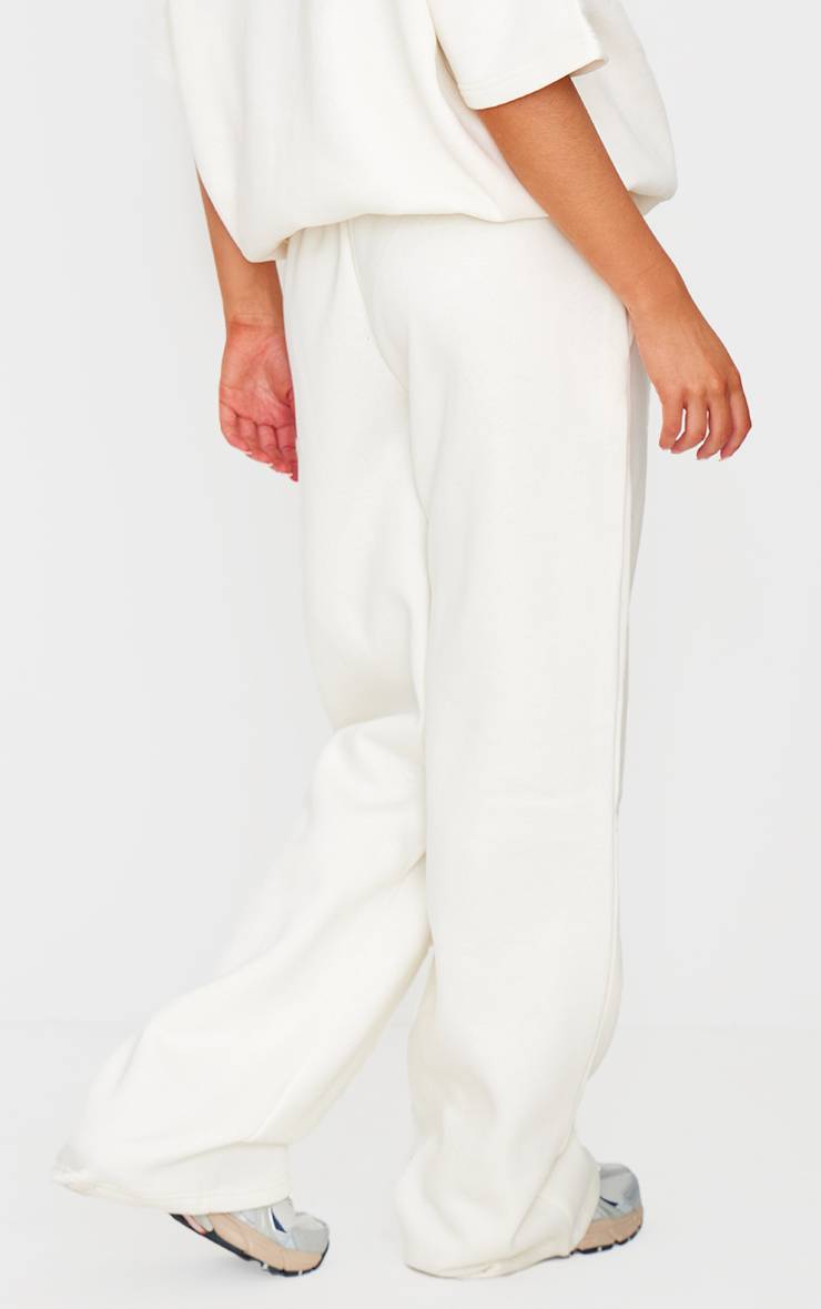 Crème Prettylittlething Jogging Jambes Larges Taille Mi-haute Avec Détail Badge