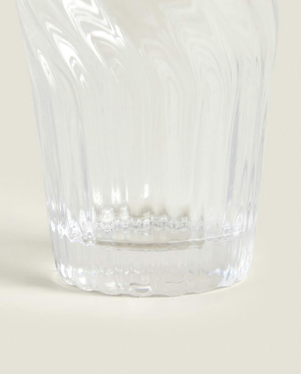 Copo de vidro com design de linhas