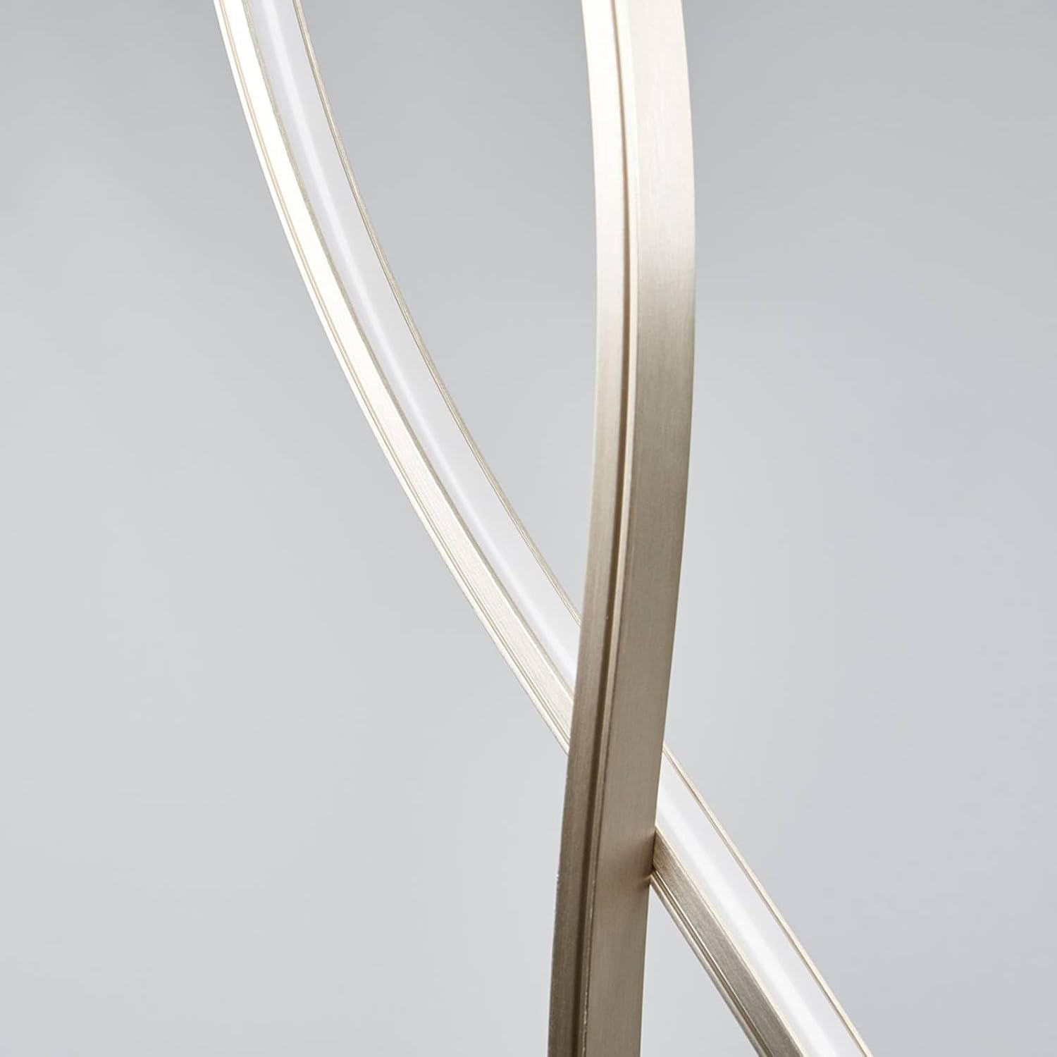 Lindby LED Stehlampe Metall mit Fußschalter, geschwungene Stehleuchte 138 cm, Standleuchte Wohnzimmer, Esszimmer, Schlafzimmer, Flur, Dekolampe Standlampe
