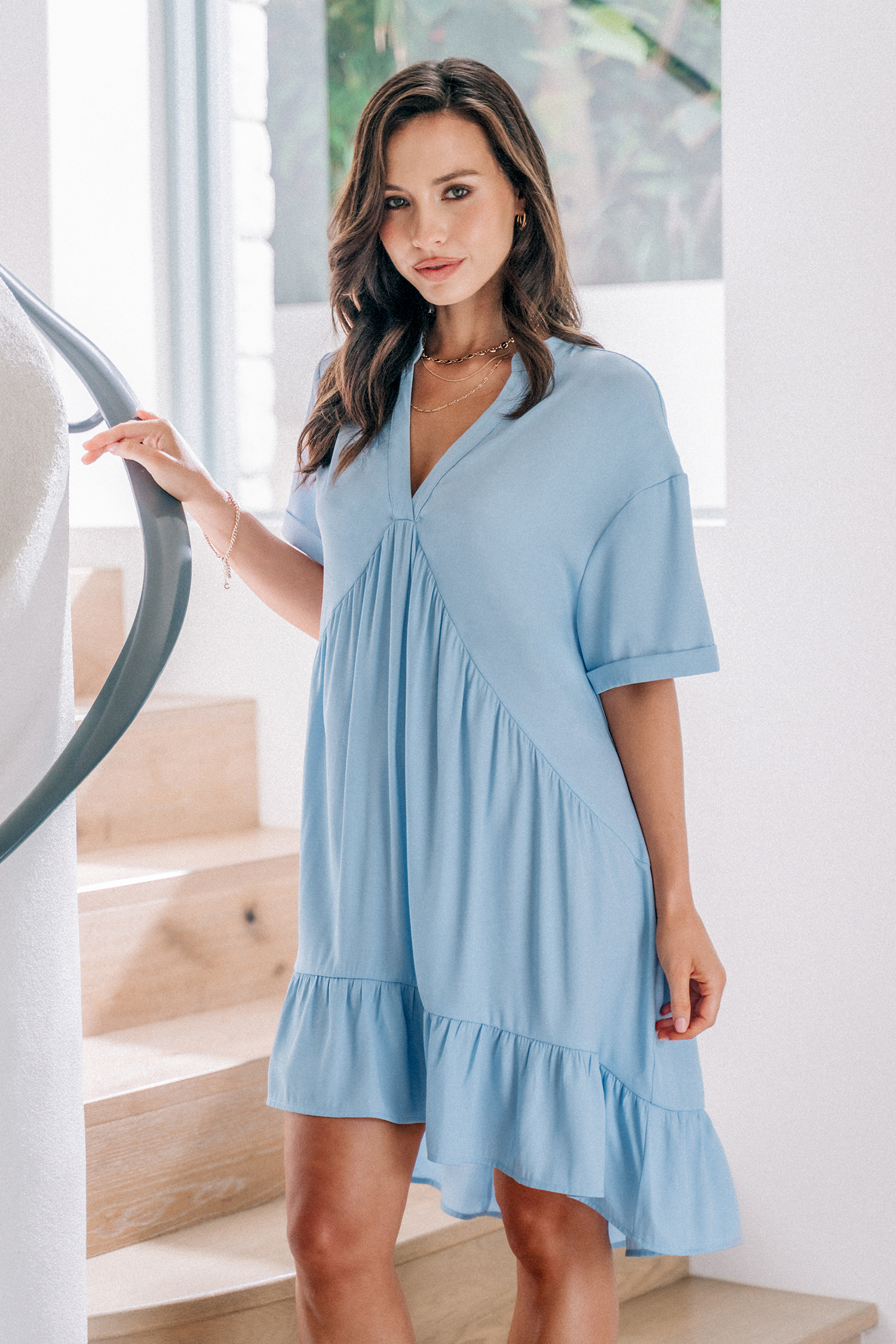 Robe mini avec ourlet à volants et épaules tombantes bleu clair