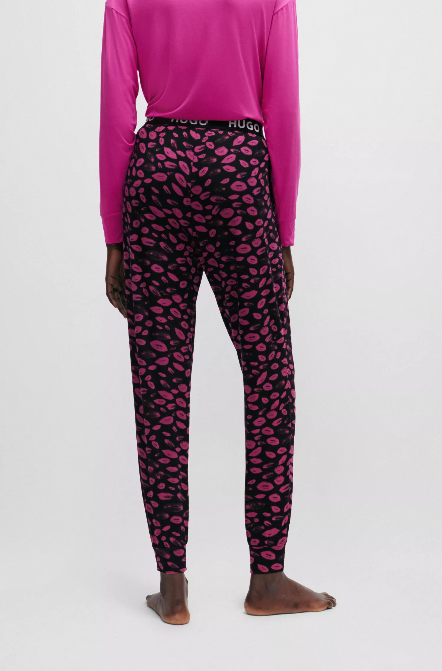 Calça de pijama HUGO com punhos vermelhos e logotipos originais escritos à mão.