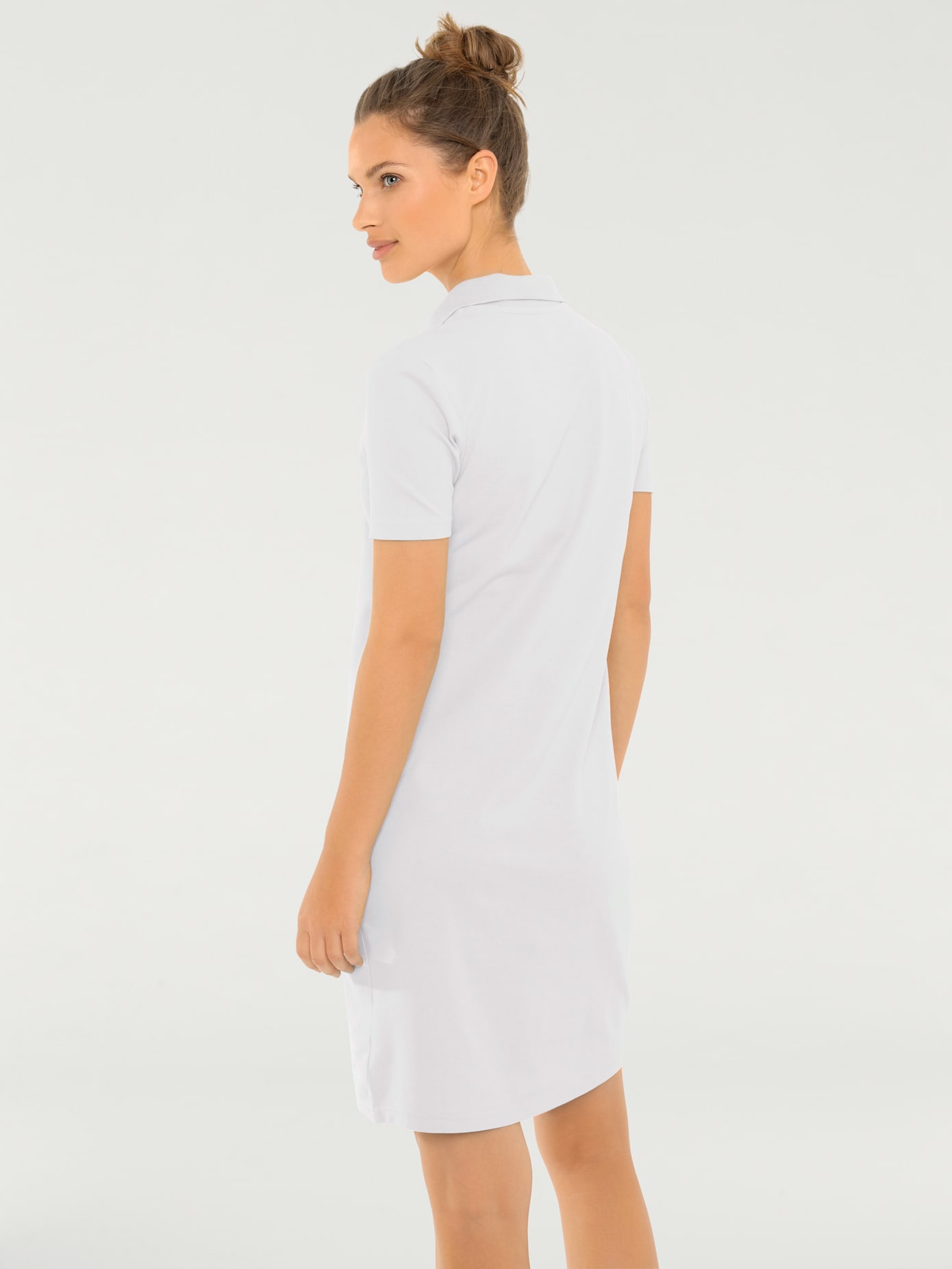 Robe longueur au-dessus du genou, style polo